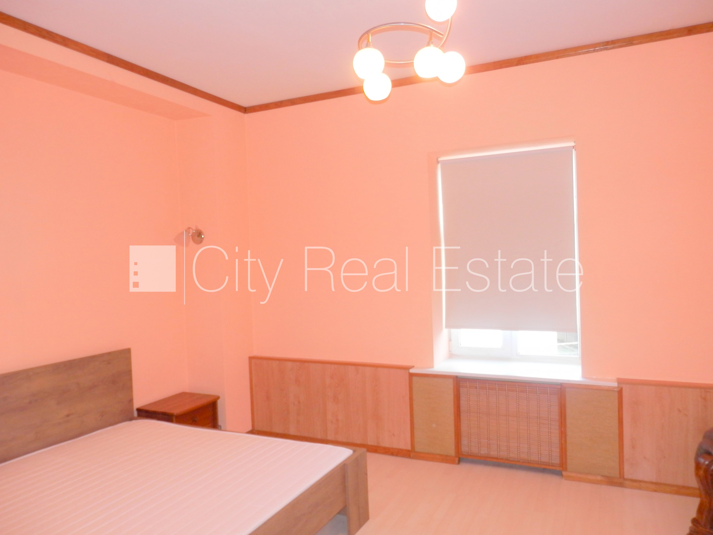 Sludinājumi. Fasādes māja, slēgts pagalms, bezmaksas stāvvieta pagalmā, ieeja no pagalma, kāpņu telpa pēc Cena: 550 EUR/mēn Foto #15