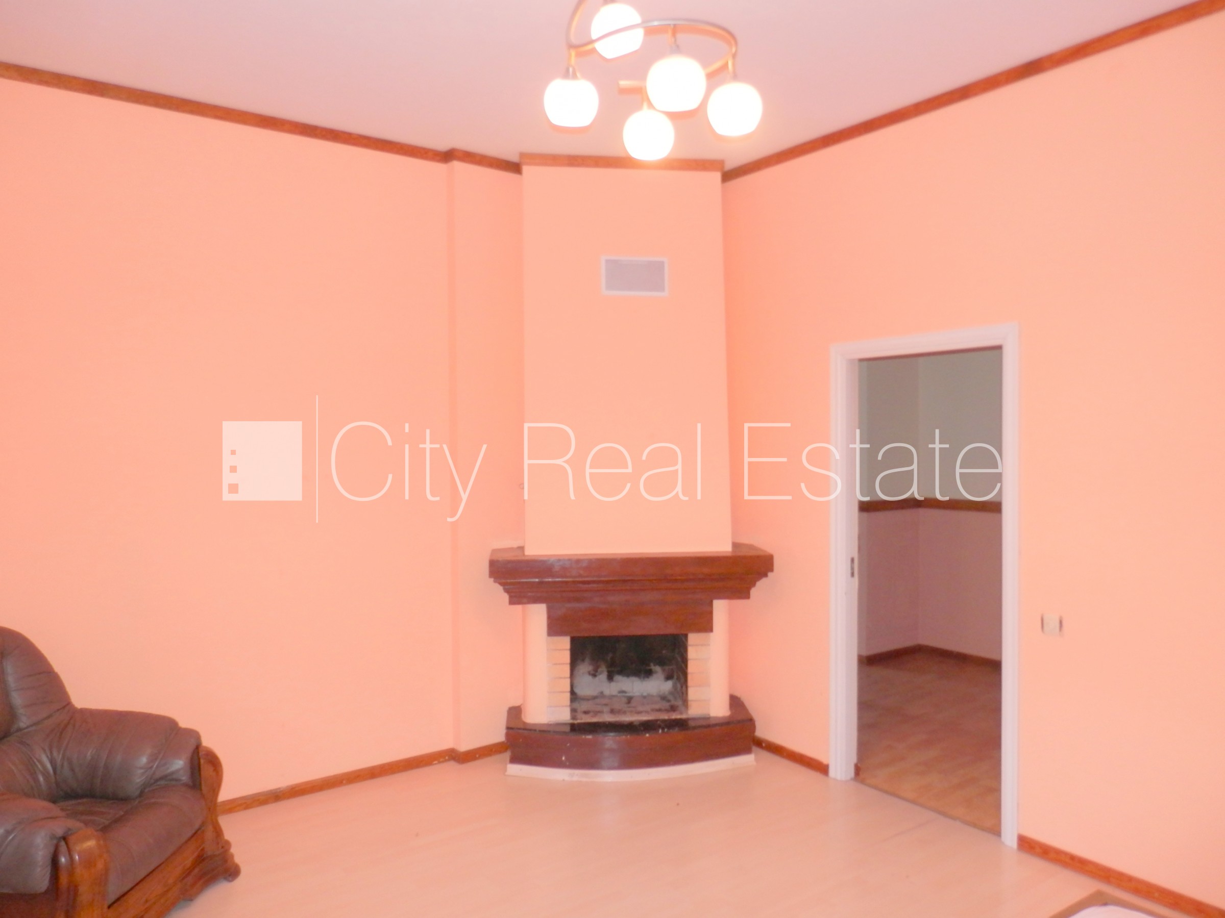 Sludinājumi. Fasādes māja, slēgts pagalms, bezmaksas stāvvieta pagalmā, ieeja no pagalma, kāpņu telpa pēc Cena: 550 EUR/mēn Foto #17