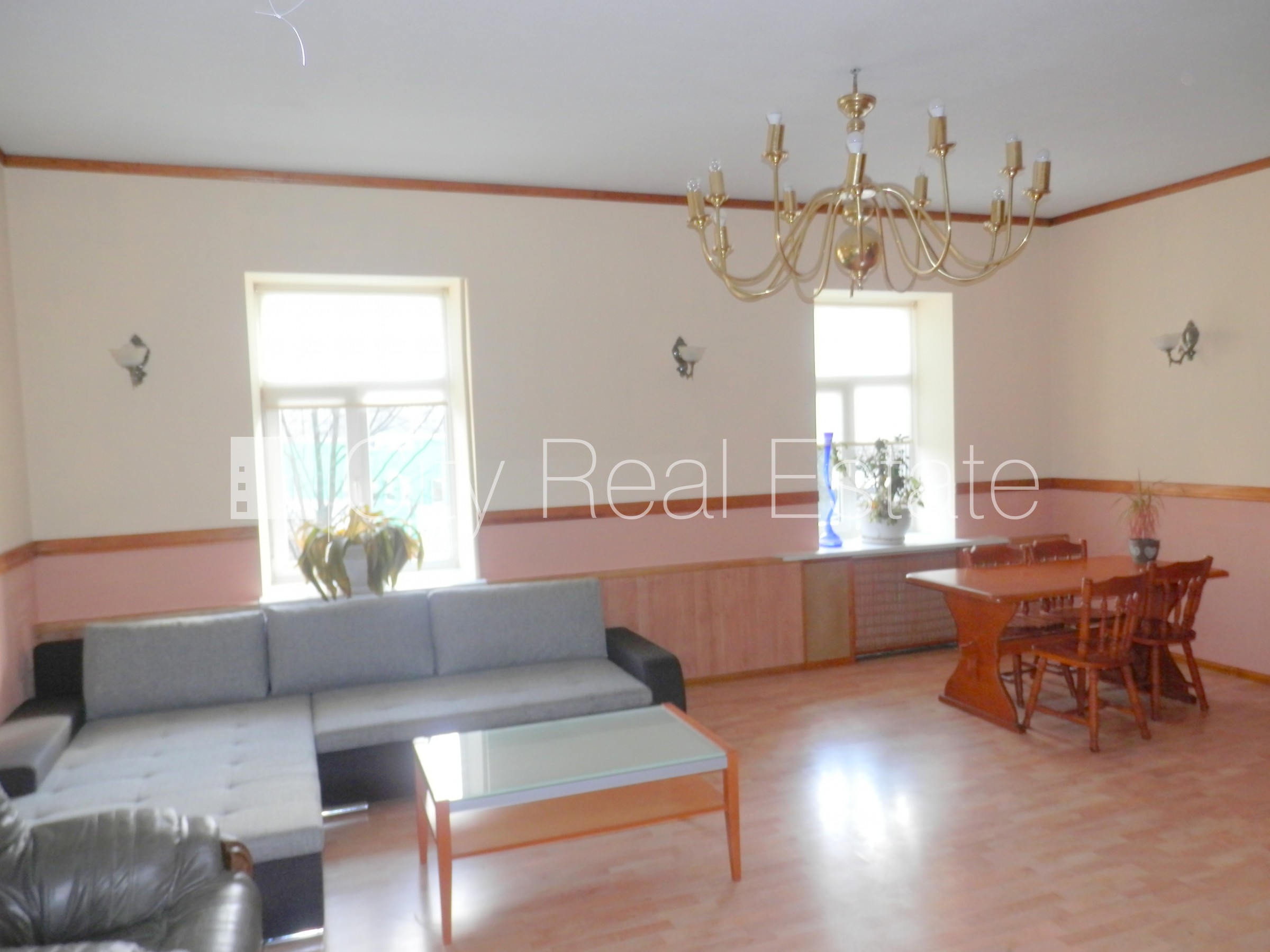 Sludinājumi. Fasādes māja, slēgts pagalms, bezmaksas stāvvieta pagalmā, ieeja no pagalma, kāpņu telpa pēc Cena: 550 EUR/mēn Foto #6