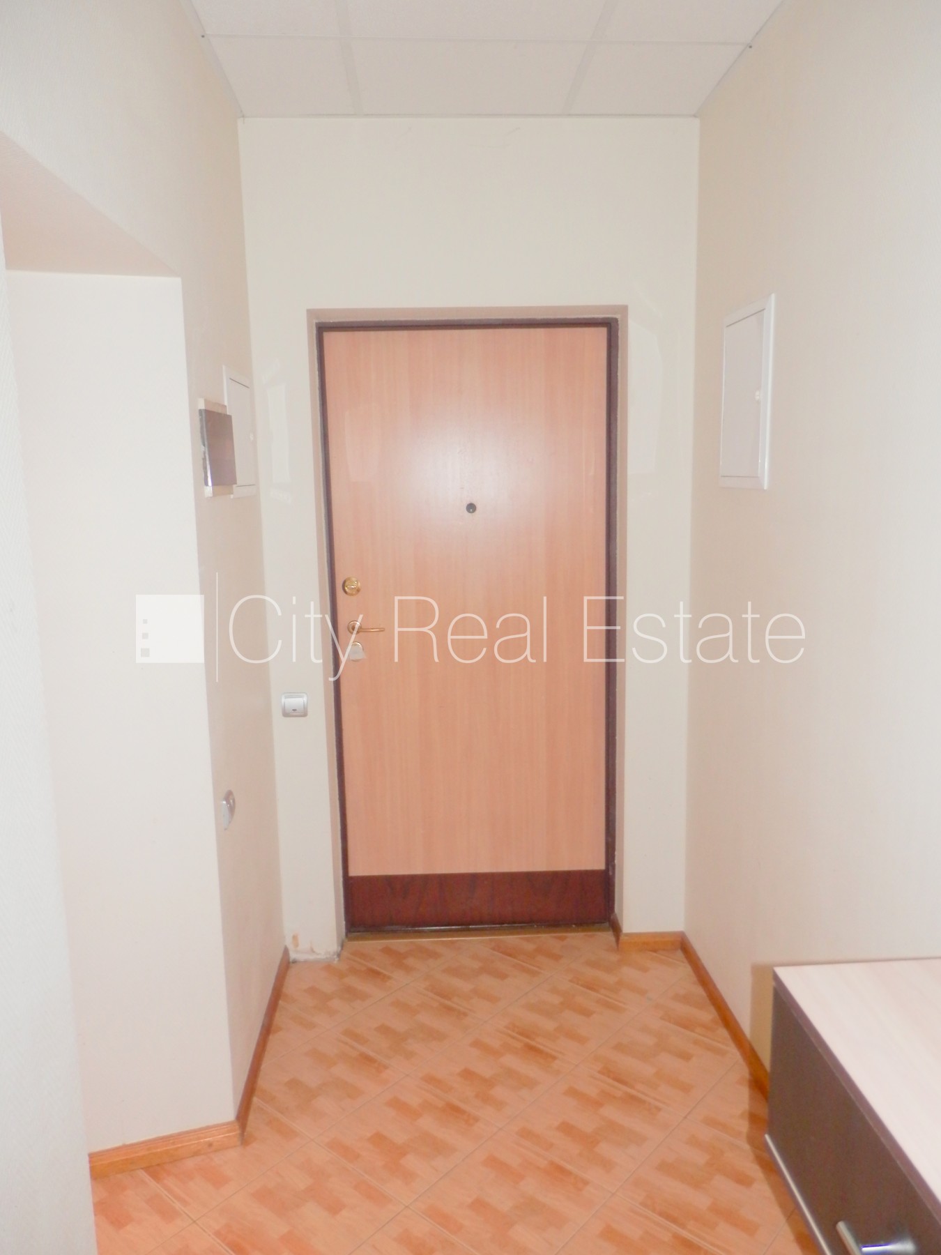 Sludinājumi. Fasādes māja, slēgts pagalms, bezmaksas stāvvieta pagalmā, ieeja no pagalma, kāpņu telpa pēc Cena: 550 EUR/mēn Foto #18