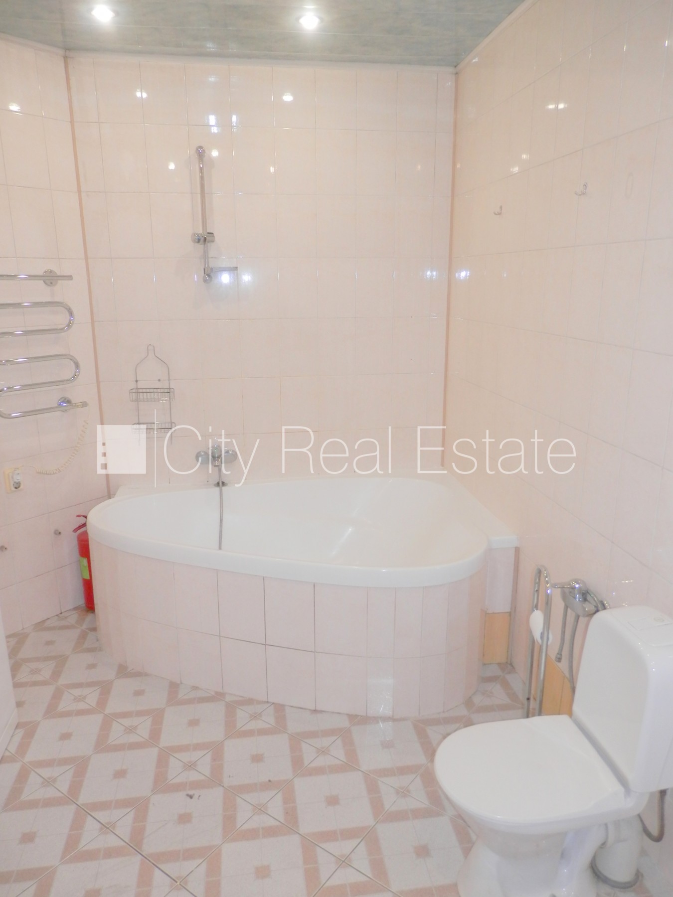 Sludinājumi. Fasādes māja, slēgts pagalms, bezmaksas stāvvieta pagalmā, ieeja no pagalma, kāpņu telpa pēc Cena: 550 EUR/mēn Foto #19