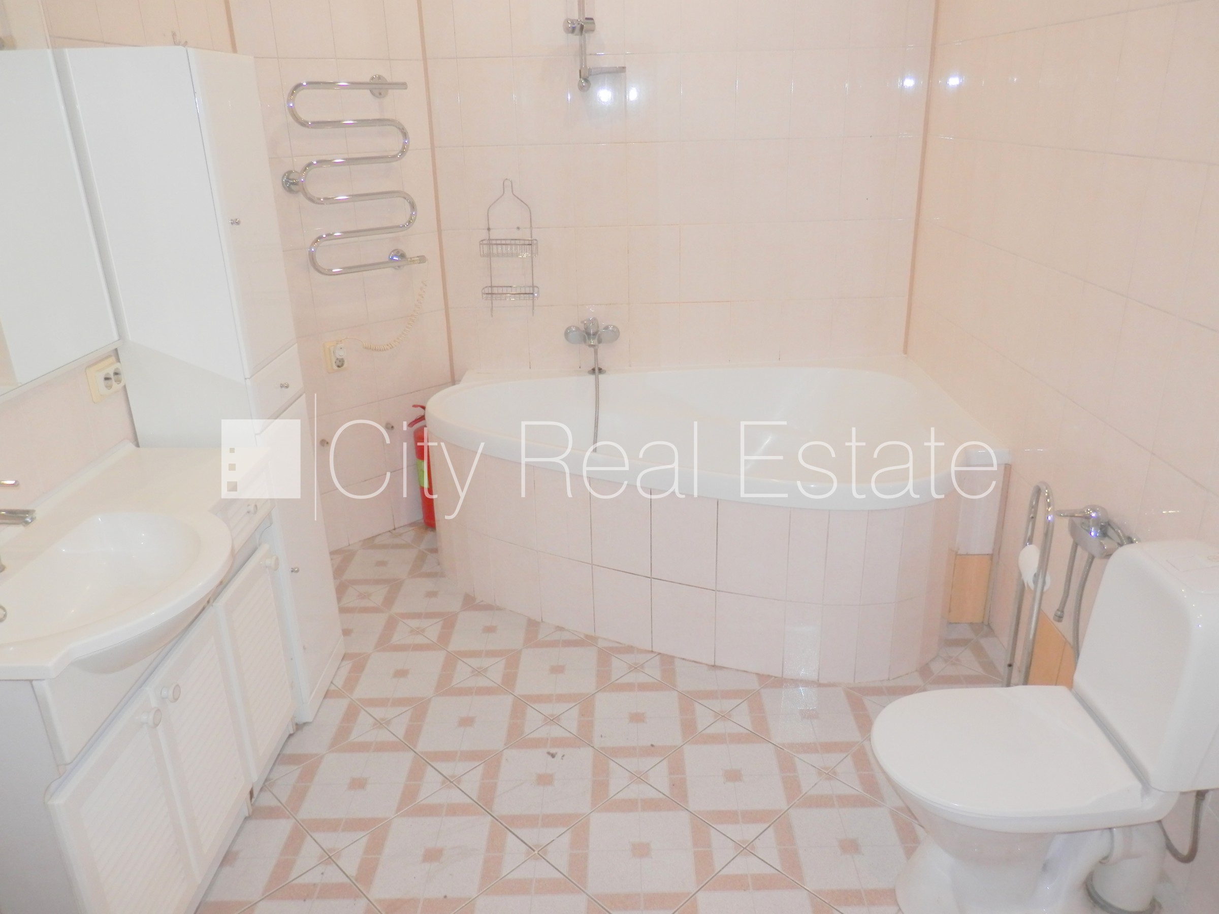 Sludinājumi. Fasādes māja, slēgts pagalms, bezmaksas stāvvieta pagalmā, ieeja no pagalma, kāpņu telpa pēc Cena: 550 EUR/mēn Foto #20