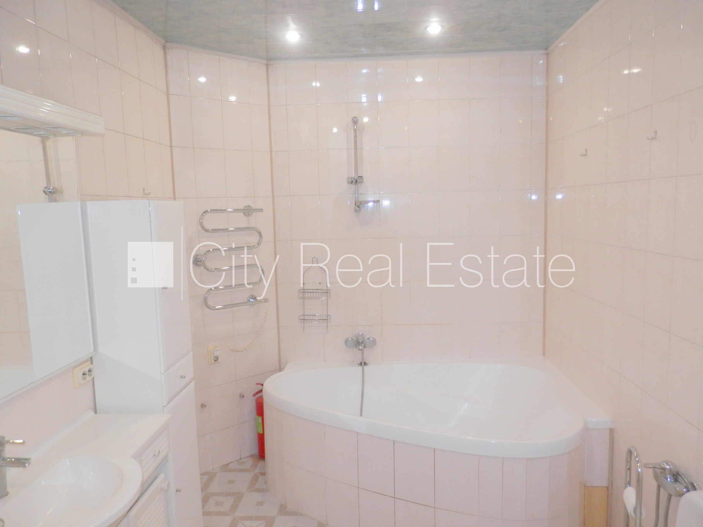 Sludinājumi. Fasādes māja, slēgts pagalms, bezmaksas stāvvieta pagalmā, ieeja no pagalma, kāpņu telpa pēc Cena: 550 EUR/mēn Foto #21