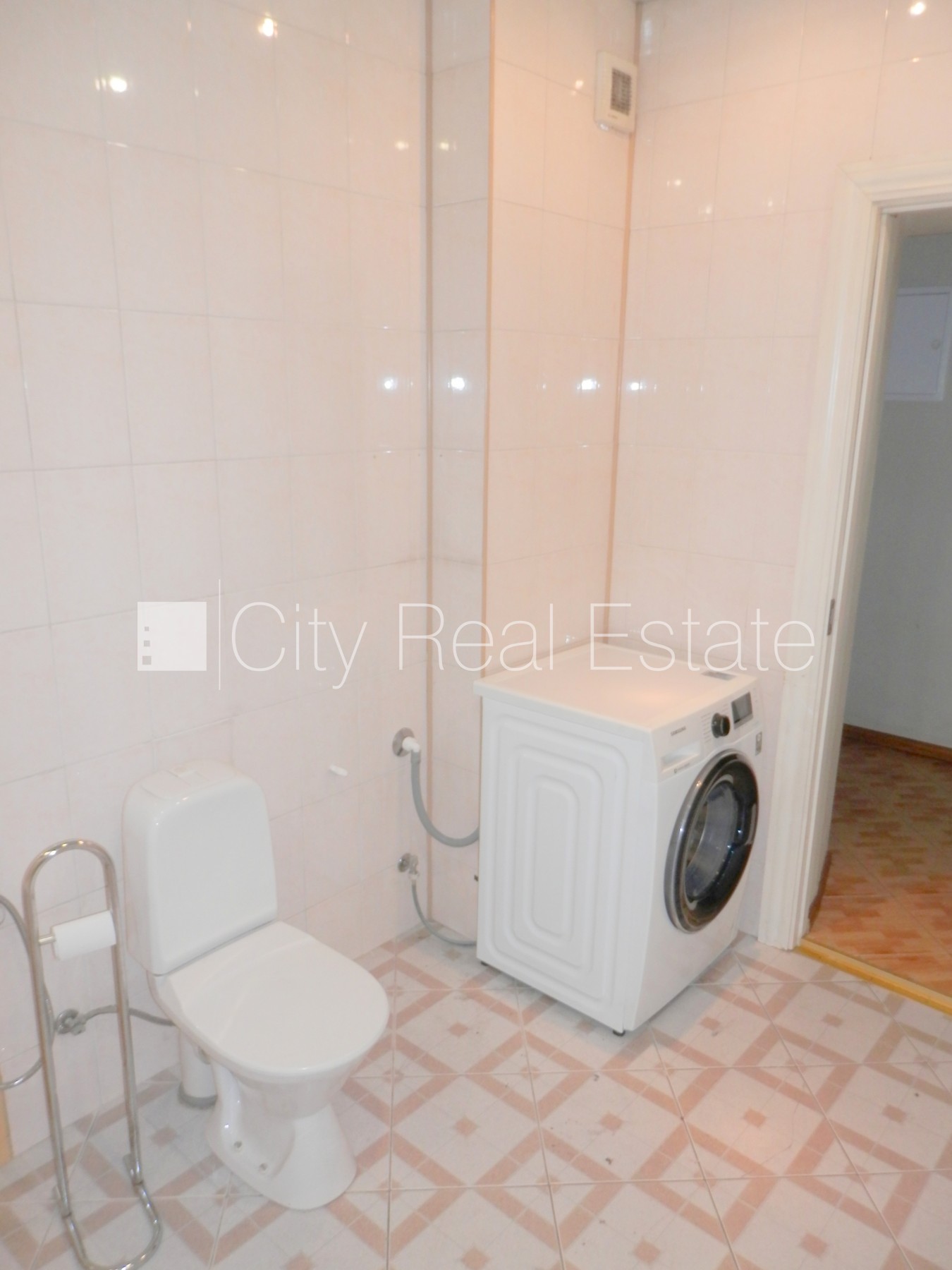 Sludinājumi. Fasādes māja, slēgts pagalms, bezmaksas stāvvieta pagalmā, ieeja no pagalma, kāpņu telpa pēc Cena: 550 EUR/mēn Foto #22