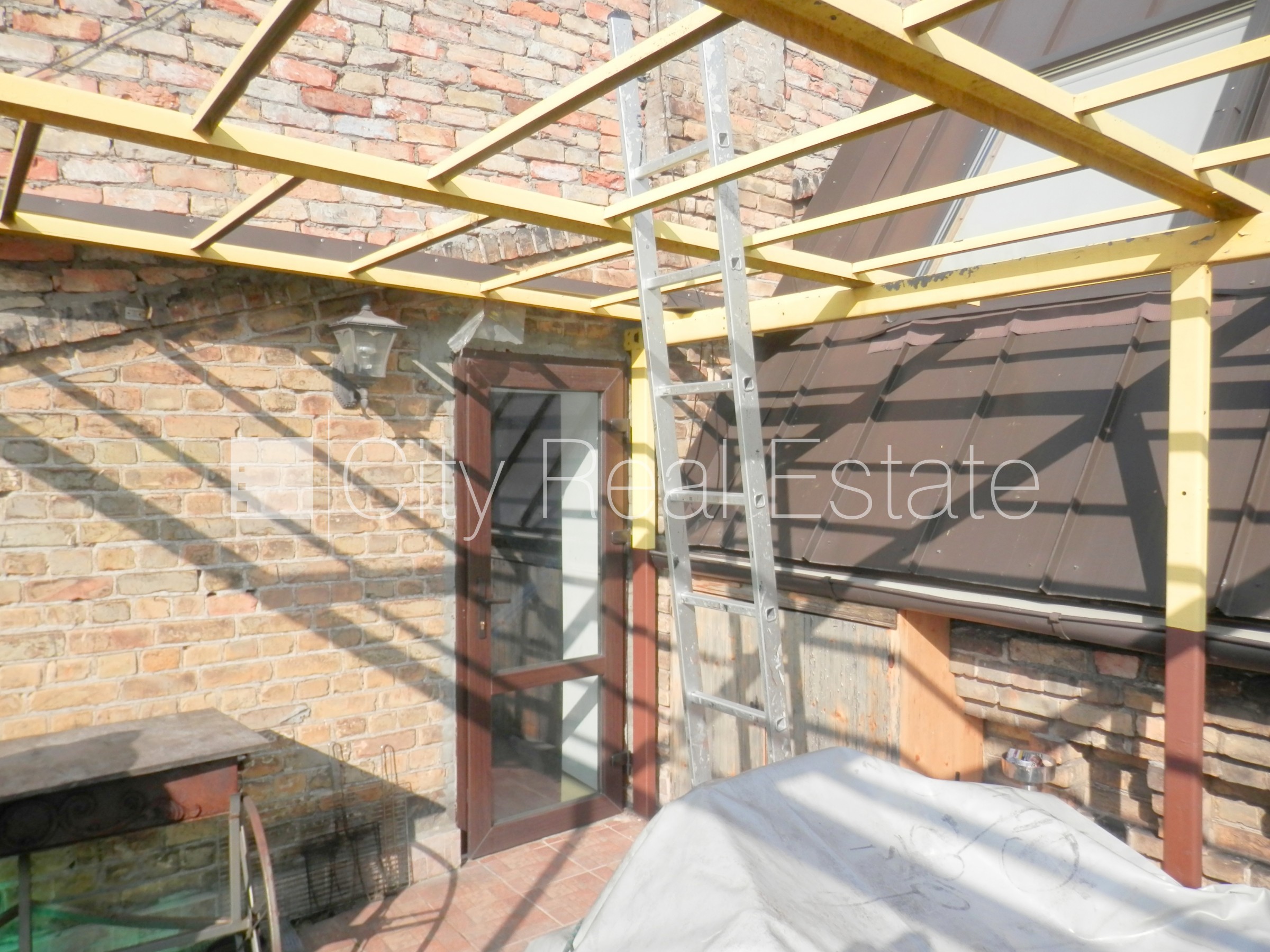 Sludinājumi. Fasādes māja, slēgts pagalms, bezmaksas stāvvieta pagalmā, ieeja no pagalma, kāpņu telpa pēc Cena: 550 EUR/mēn Foto #25