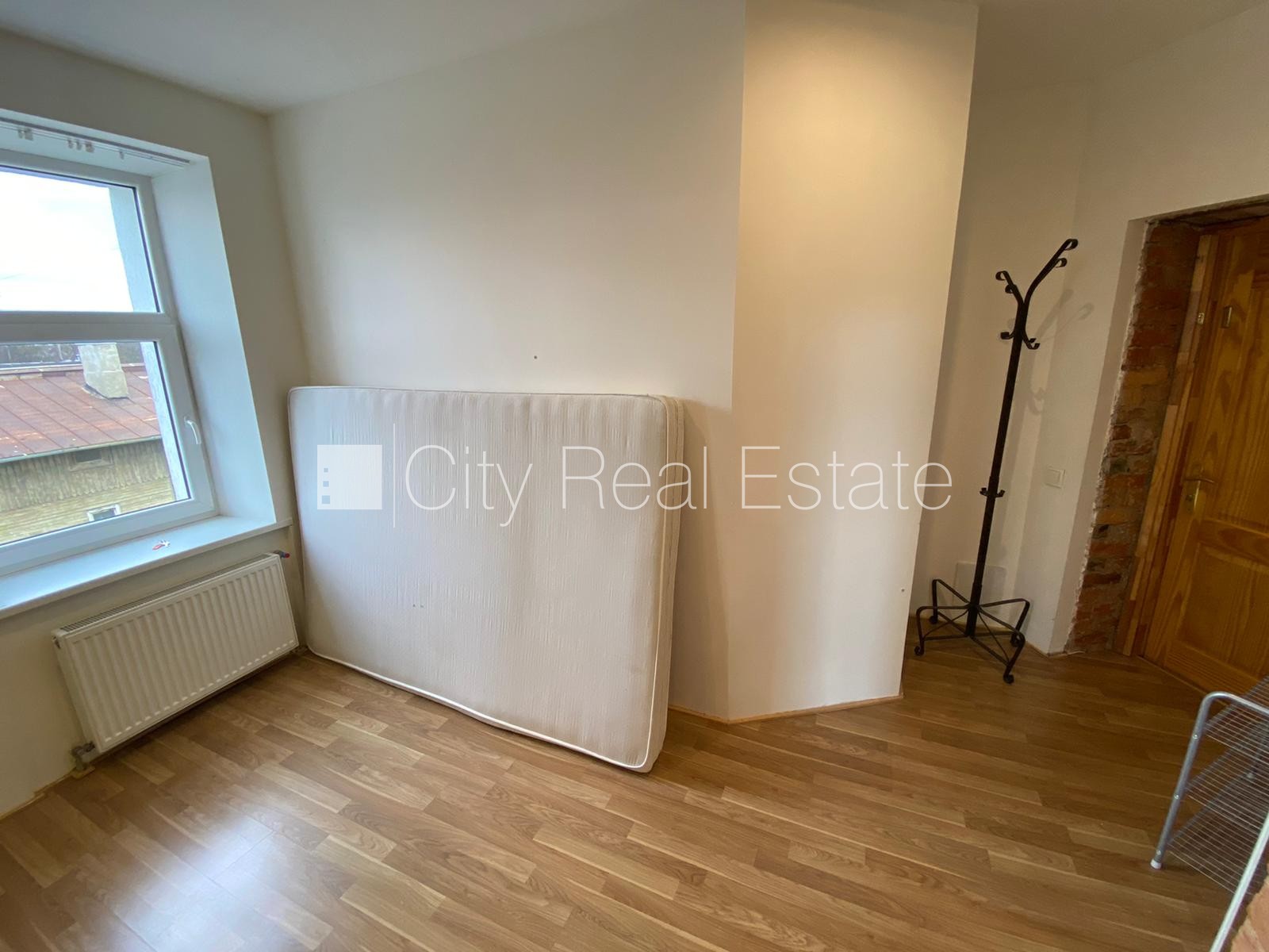 Sludinājumi. Fasādes māja, renovēta māja, slēgts pagalms, ieeja no ielas, kāpņu telpa pēc kosmētiskā remonta, Cena: 280 EUR/mēn Foto #5