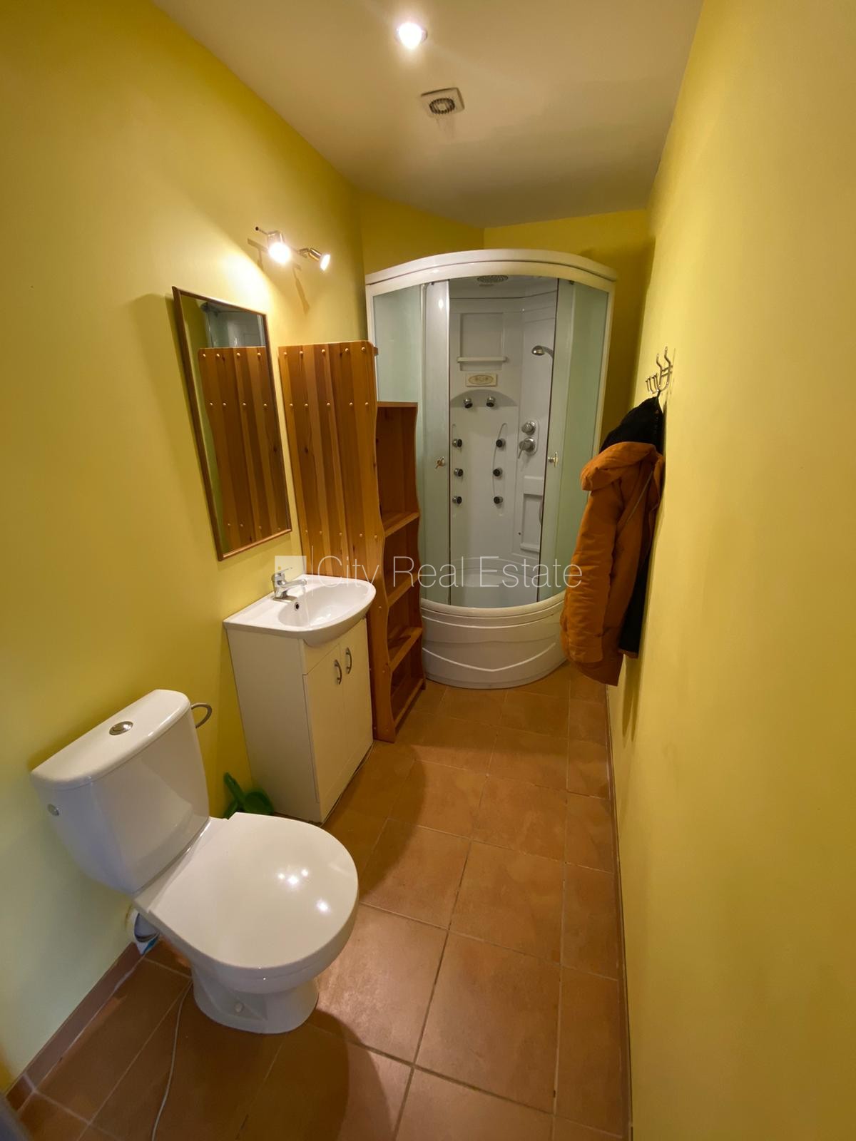 Sludinājumi. Fasādes māja, renovēta māja, slēgts pagalms, ieeja no ielas, kāpņu telpa pēc kosmētiskā remonta, Cena: 280 EUR/mēn Foto #6