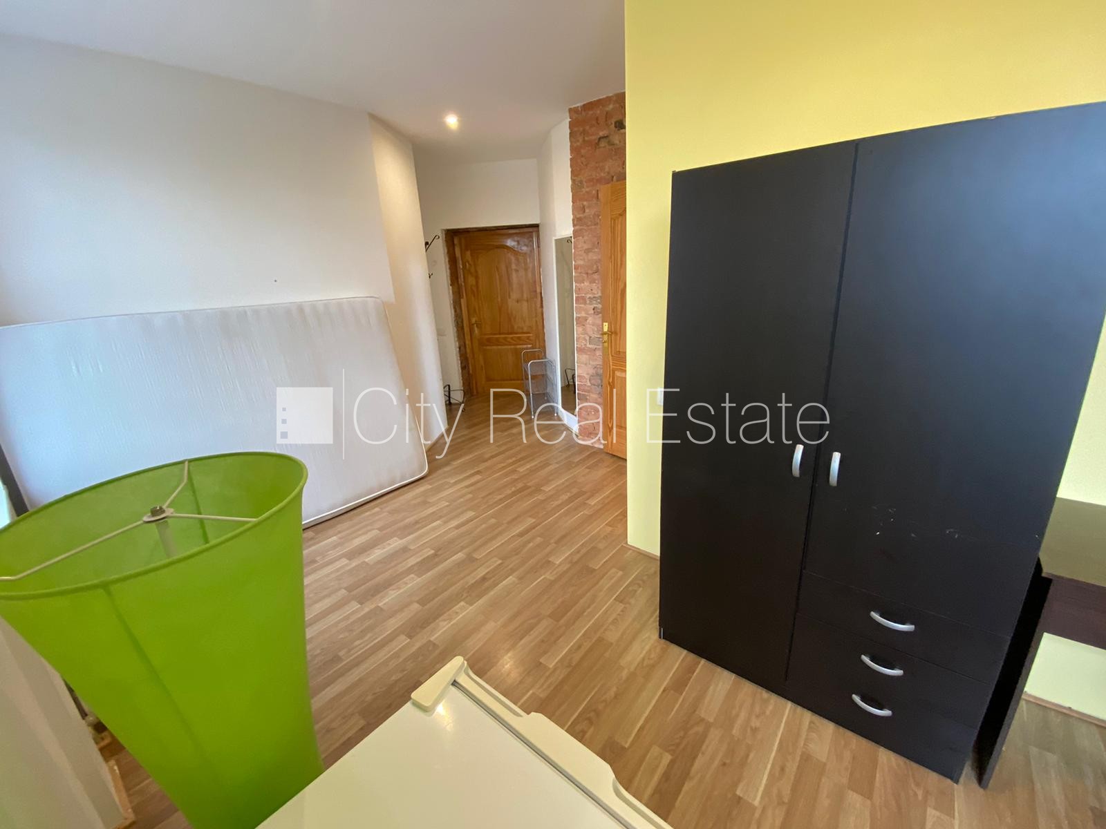 Sludinājumi. Fasādes māja, renovēta māja, slēgts pagalms, ieeja no ielas, kāpņu telpa pēc kosmētiskā remonta, Cena: 280 EUR/mēn Foto #4