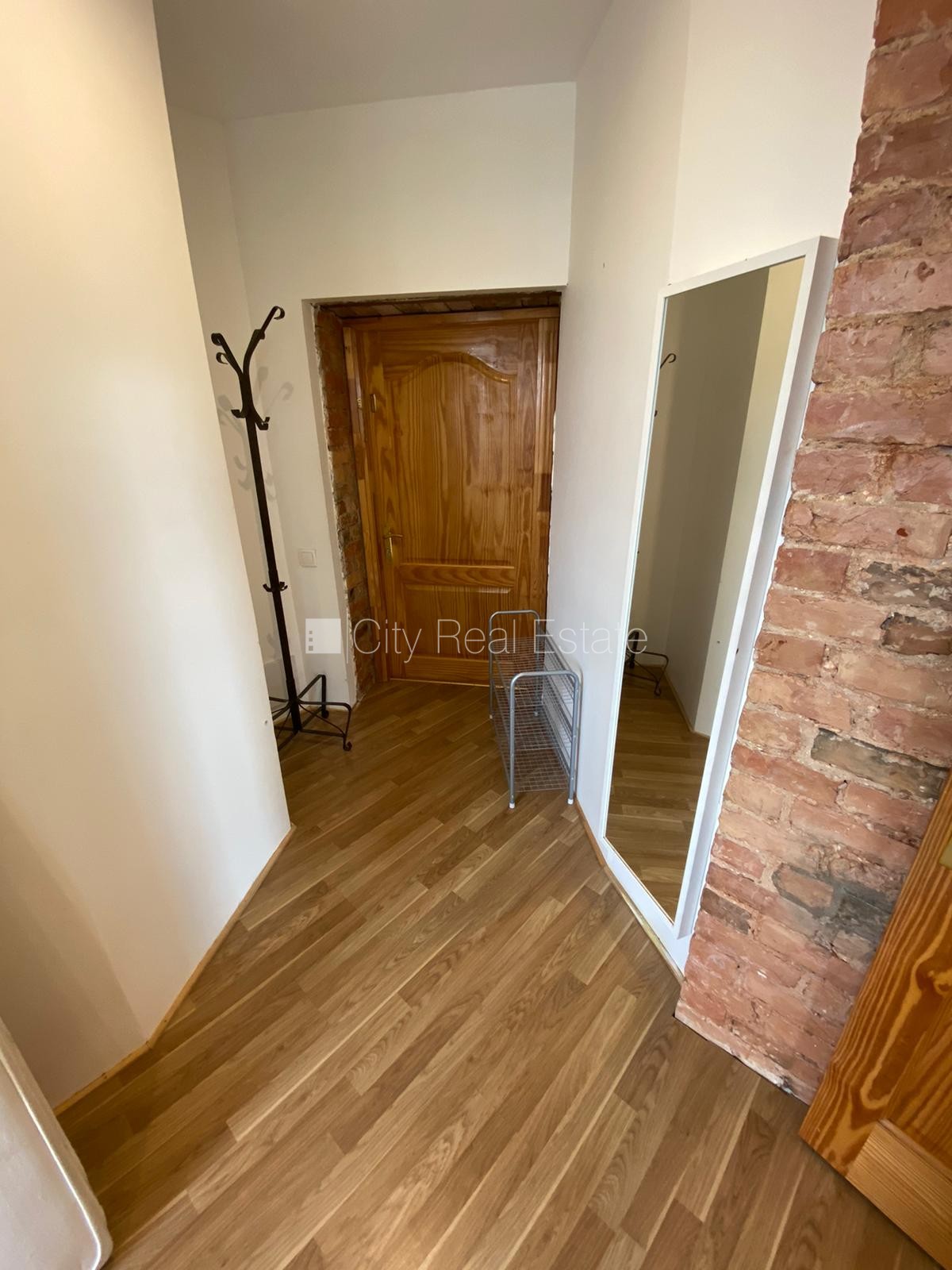 Sludinājumi. Fasādes māja, renovēta māja, slēgts pagalms, ieeja no ielas, kāpņu telpa pēc kosmētiskā remonta, Cena: 280 EUR/mēn Foto #7