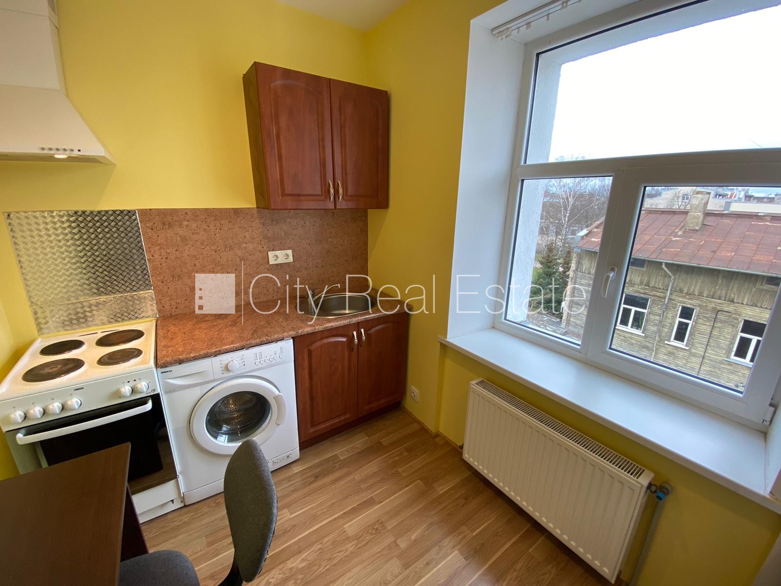 Sludinājumi. Fasādes māja, renovēta māja, slēgts pagalms, ieeja no ielas, kāpņu telpa pēc kosmētiskā remonta, Cena: 280 EUR/mēn Foto #2