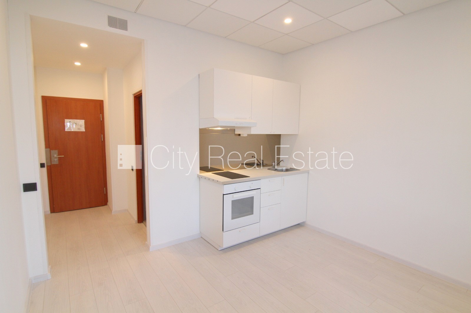 Объявление. Фасадный дом, реновированный дом, закрытый двор, территория обнесена забором, вход с улицы, лифт, Цена: 300 EUR/мес. Foto #4