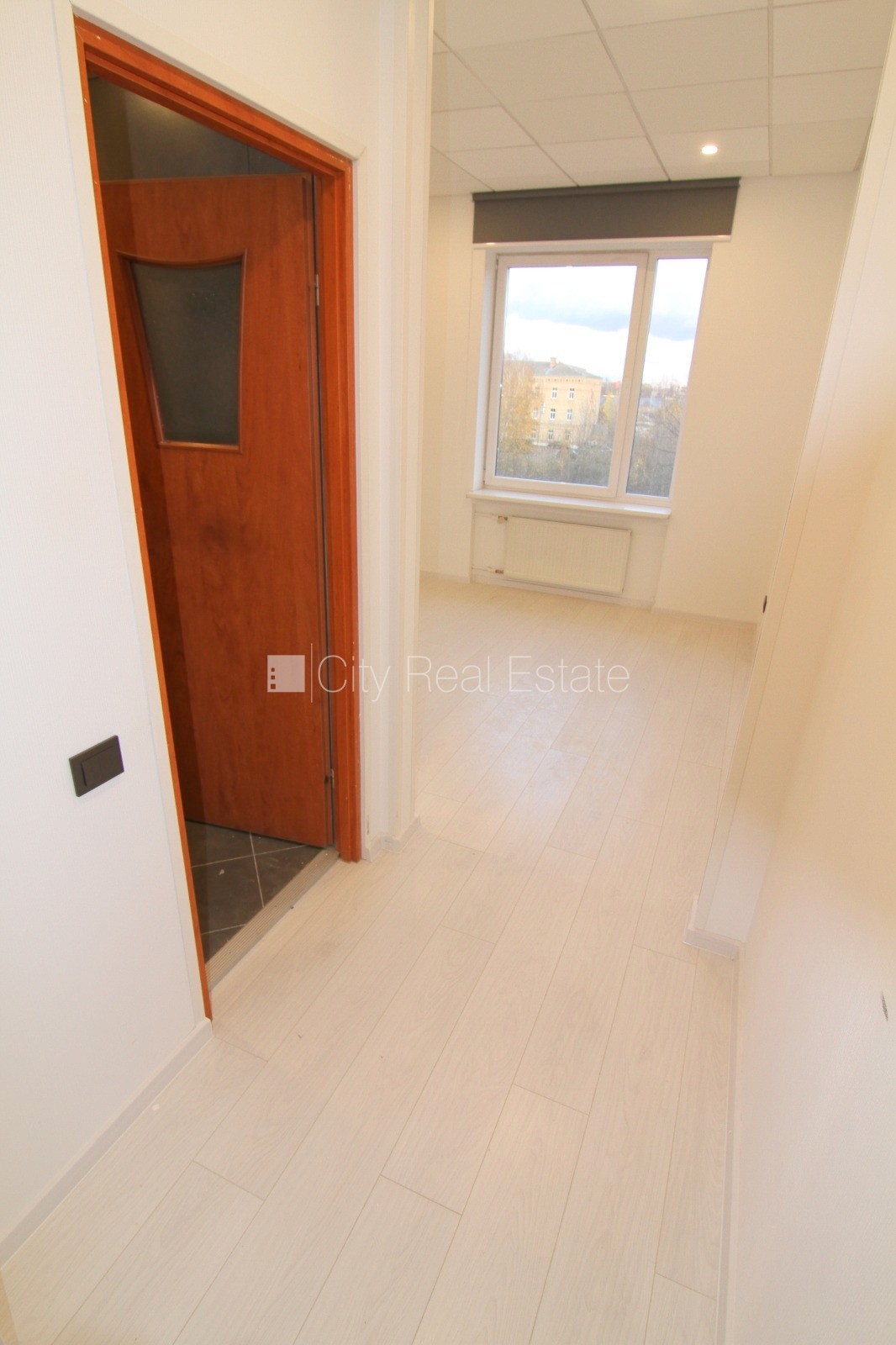 Объявление. Фасадный дом, реновированный дом, закрытый двор, территория обнесена забором, вход с улицы, лифт, Цена: 300 EUR/мес. Foto #6