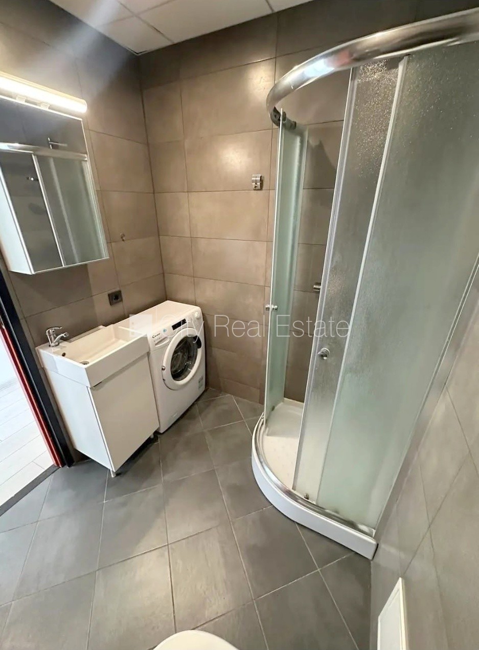 Объявление. Фасадный дом, реновированный дом, закрытый двор, территория обнесена забором, вход с улицы, лифт, Цена: 300 EUR/мес. Foto #9