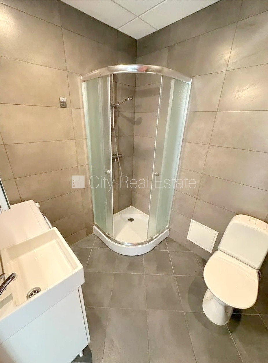 Объявление. Фасадный дом, реновированный дом, закрытый двор, территория обнесена забором, вход с улицы, лифт, Цена: 300 EUR/мес. Foto #8