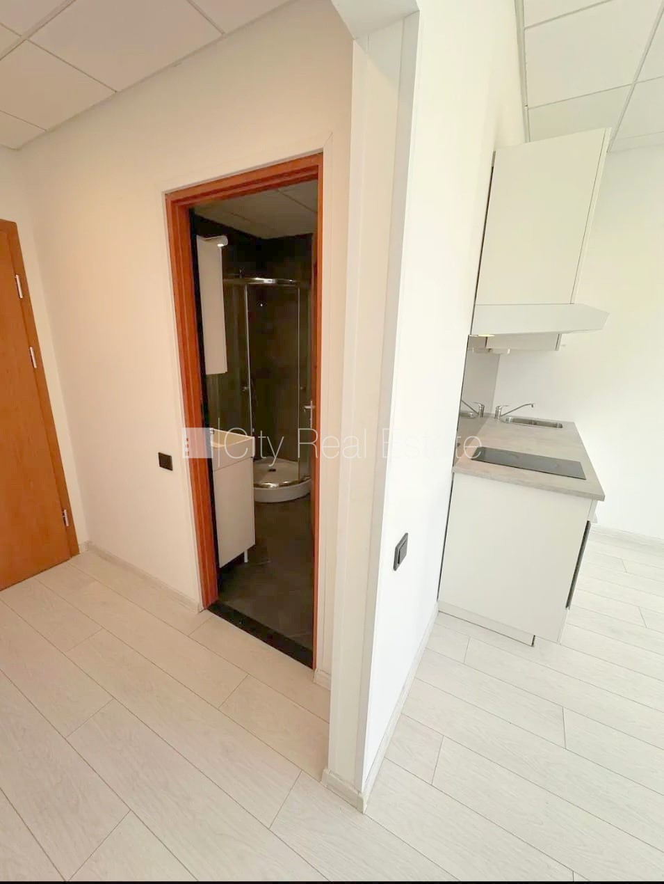 Объявление. Фасадный дом, реновированный дом, закрытый двор, территория обнесена забором, вход с улицы, лифт, Цена: 300 EUR/мес. Foto #7