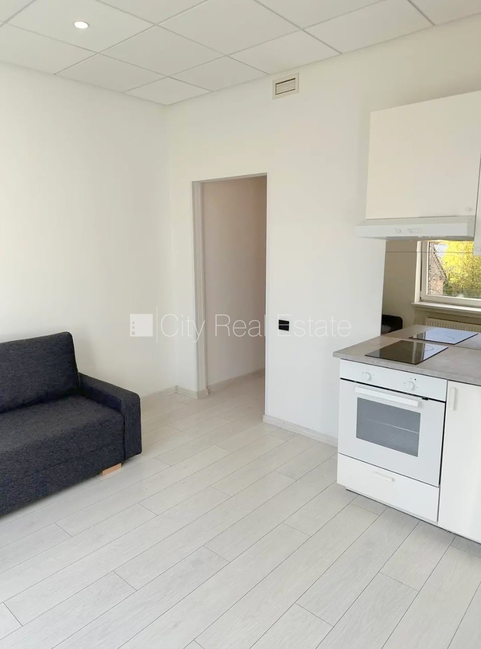 Объявление. Фасадный дом, реновированный дом, закрытый двор, территория обнесена забором, вход с улицы, лифт, Цена: 300 EUR/мес. Foto #5