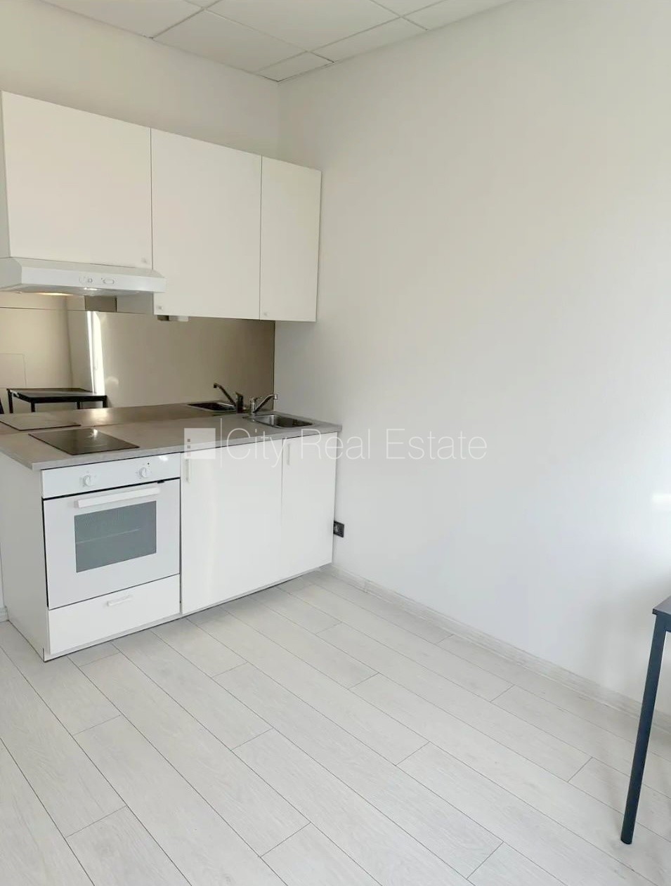 Объявление. Фасадный дом, реновированный дом, закрытый двор, территория обнесена забором, вход с улицы, лифт, Цена: 300 EUR/мес. Foto #3