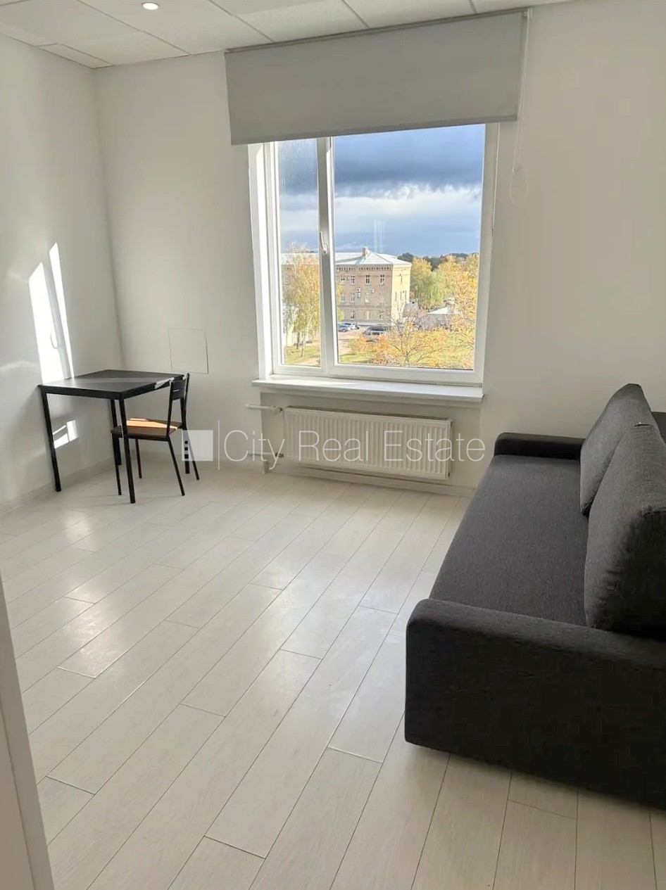 Объявление. Фасадный дом, реновированный дом, закрытый двор, территория обнесена забором, вход с улицы, лифт, Цена: 300 EUR/мес. Foto #1