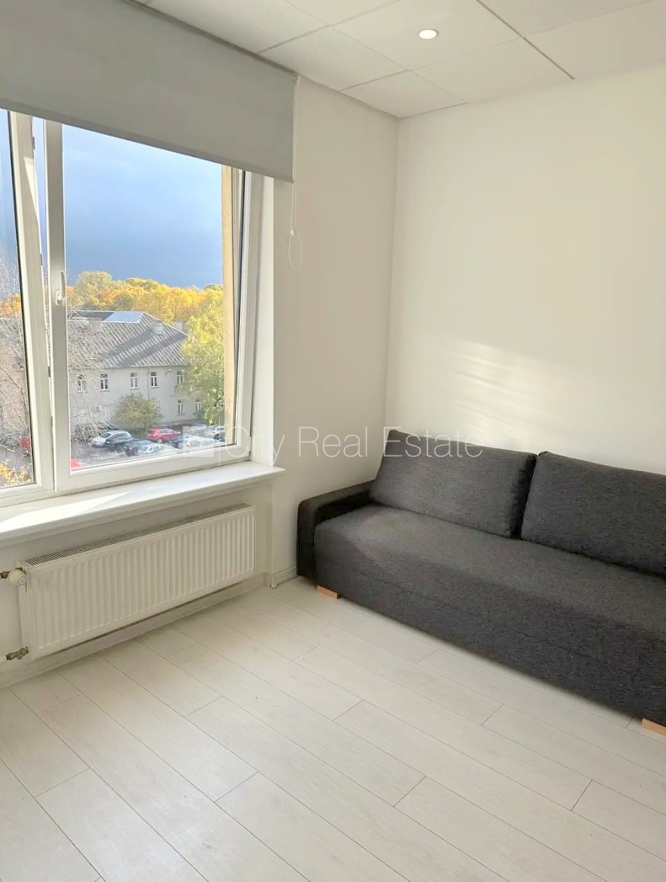 Объявление. Фасадный дом, реновированный дом, закрытый двор, территория обнесена забором, вход с улицы, лифт, Цена: 300 EUR/мес. Foto #2