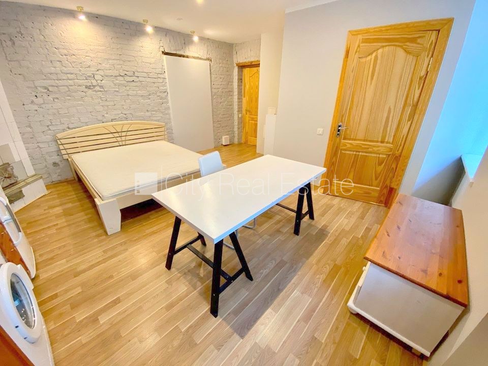 Sludinājumi. Fasādes māja, renovēta māja, slēgta teritorija, ieeja no ielas, logi vērsti uz pagalma pusi, studio Cena: 300 EUR/mēn Foto #7