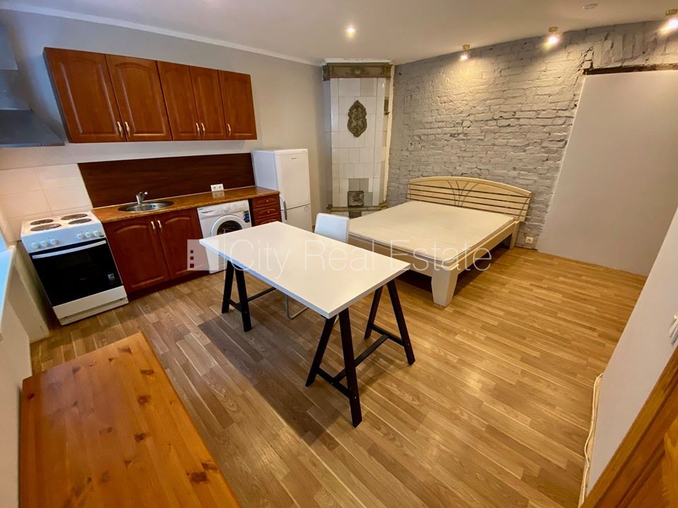 Sludinājumi. Fasādes māja, renovēta māja, slēgta teritorija, ieeja no ielas, logi vērsti uz pagalma pusi, studio Cena: 300 EUR/mēn Foto #3