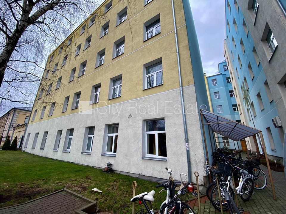 Sludinājumi. Fasādes māja, renovēta māja, slēgta teritorija, ieeja no ielas, logi vērsti uz pagalma pusi, studio Cena: 300 EUR/mēn Foto #16