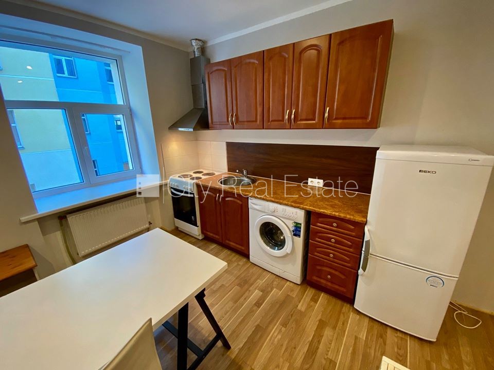 Sludinājumi. Fasādes māja, renovēta māja, slēgta teritorija, ieeja no ielas, logi vērsti uz pagalma pusi, studio Cena: 300 EUR/mēn Foto #6