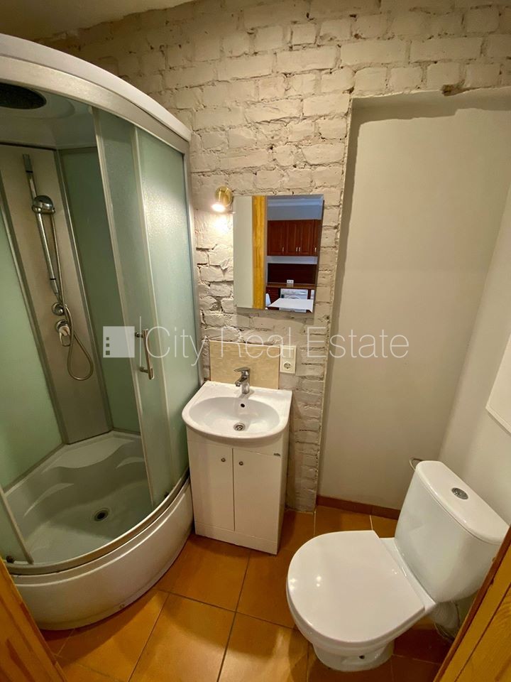 Sludinājumi. Fasādes māja, renovēta māja, slēgta teritorija, ieeja no ielas, logi vērsti uz pagalma pusi, studio Cena: 300 EUR/mēn Foto #10