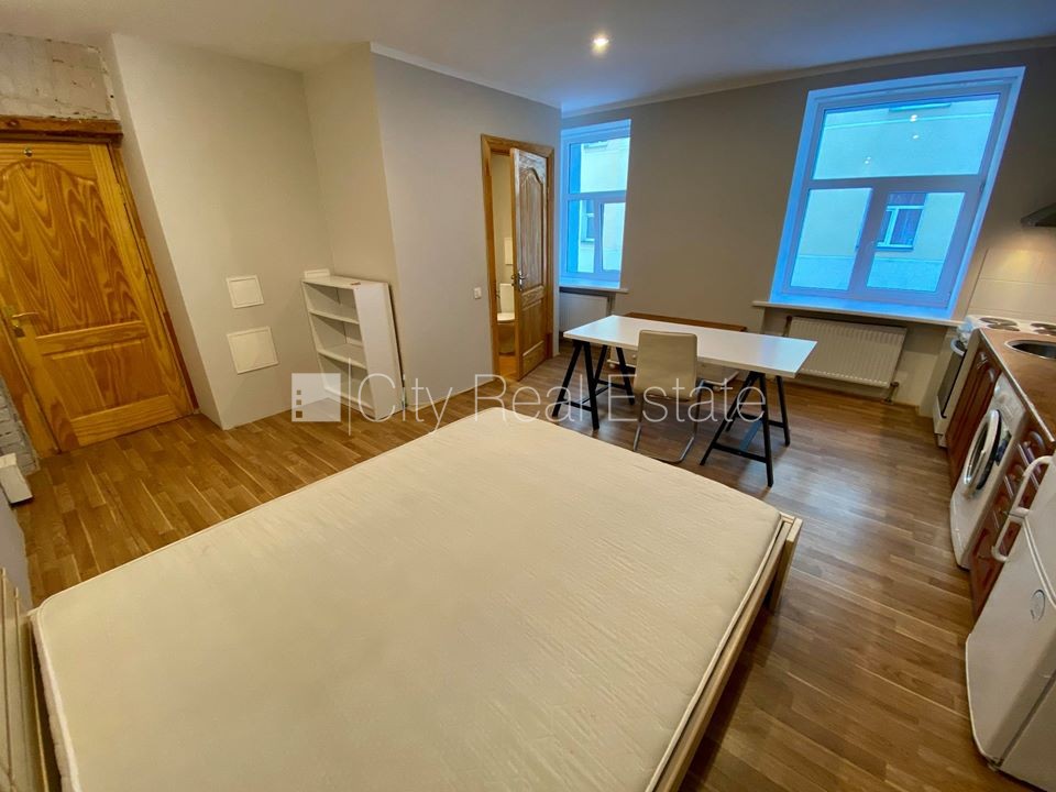 Sludinājumi. Fasādes māja, renovēta māja, slēgta teritorija, ieeja no ielas, logi vērsti uz pagalma pusi, studio Cena: 300 EUR/mēn Foto #8