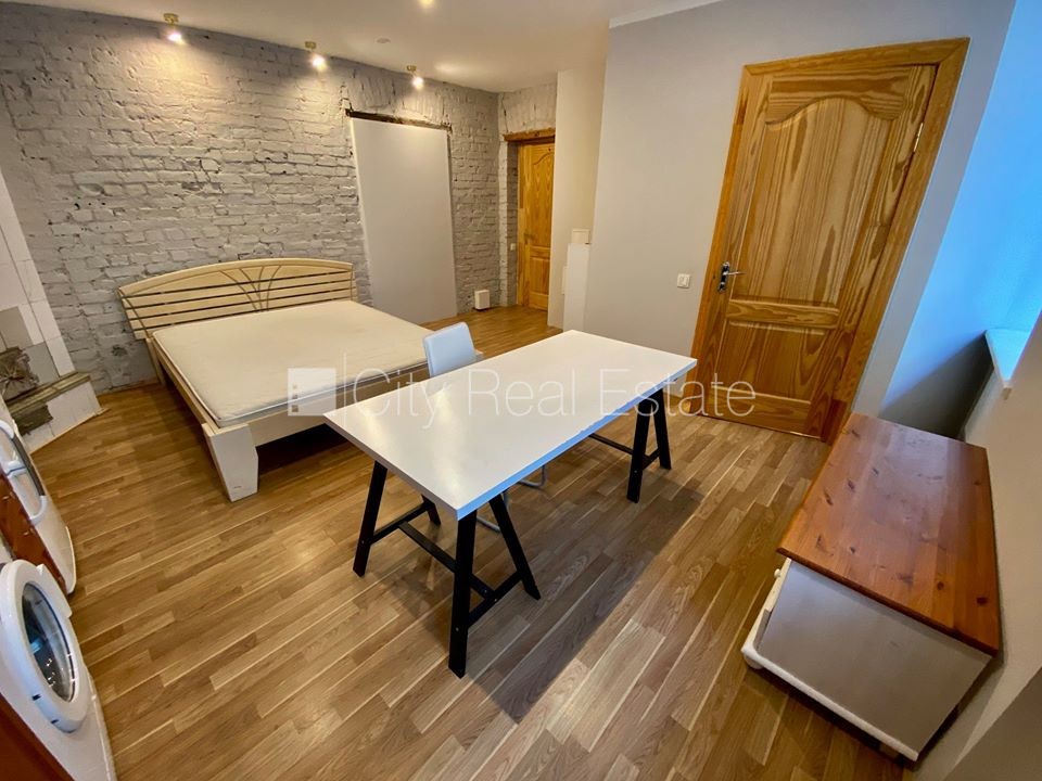 Sludinājumi. Fasādes māja, renovēta māja, slēgta teritorija, ieeja no ielas, logi vērsti uz pagalma pusi, studio Cena: 300 EUR/mēn Foto #9