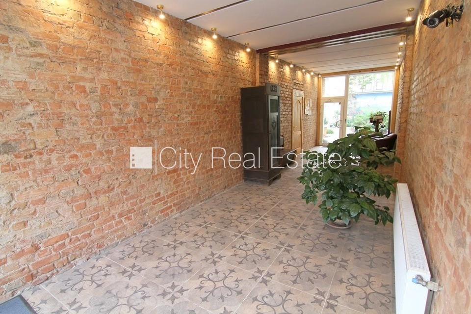 Sludinājumi. Fasādes māja, renovēta māja, slēgta teritorija, ieeja no ielas, logi vērsti uz pagalma pusi, studio Cena: 300 EUR/mēn Foto #13