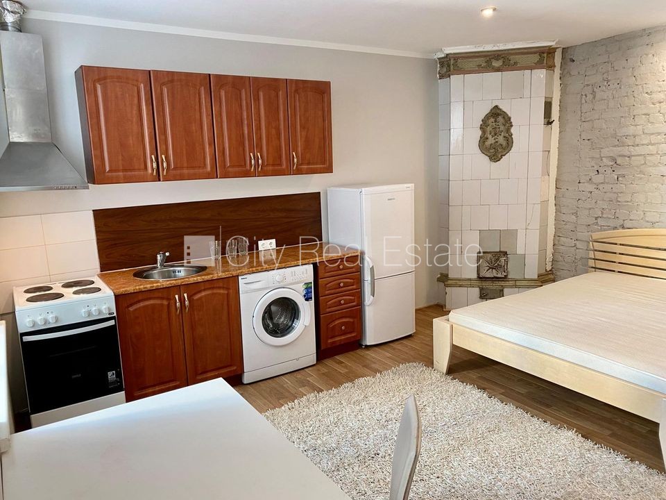 Sludinājumi. Fasādes māja, renovēta māja, slēgta teritorija, ieeja no ielas, logi vērsti uz pagalma pusi, studio Cena: 300 EUR/mēn Foto #4