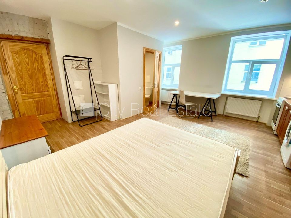 Sludinājumi. Fasādes māja, renovēta māja, slēgta teritorija, ieeja no ielas, logi vērsti uz pagalma pusi, studio Cena: 300 EUR/mēn Foto #5