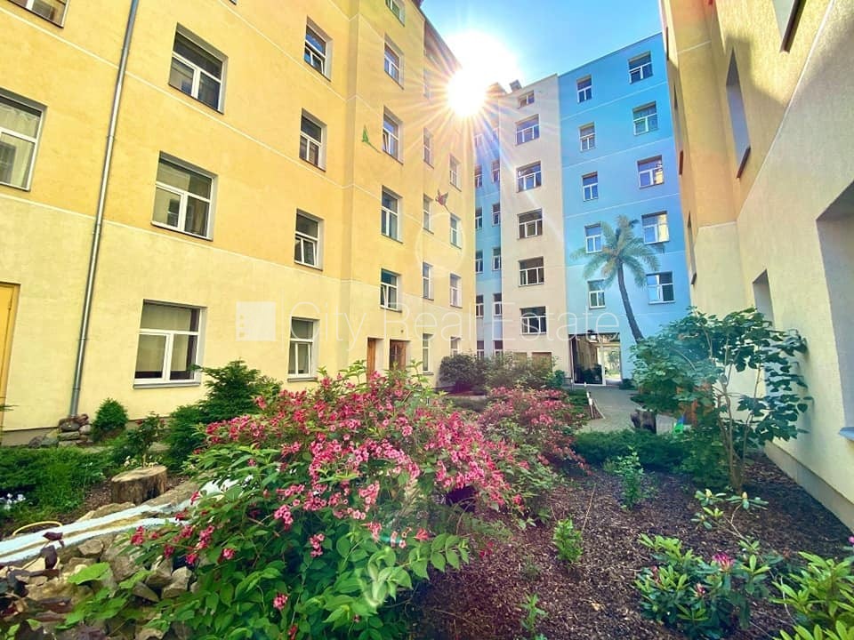 Sludinājumi. Fasādes māja, renovēta māja, slēgta teritorija, ieeja no ielas, logi vērsti uz pagalma pusi, studio Cena: 300 EUR/mēn Foto #15