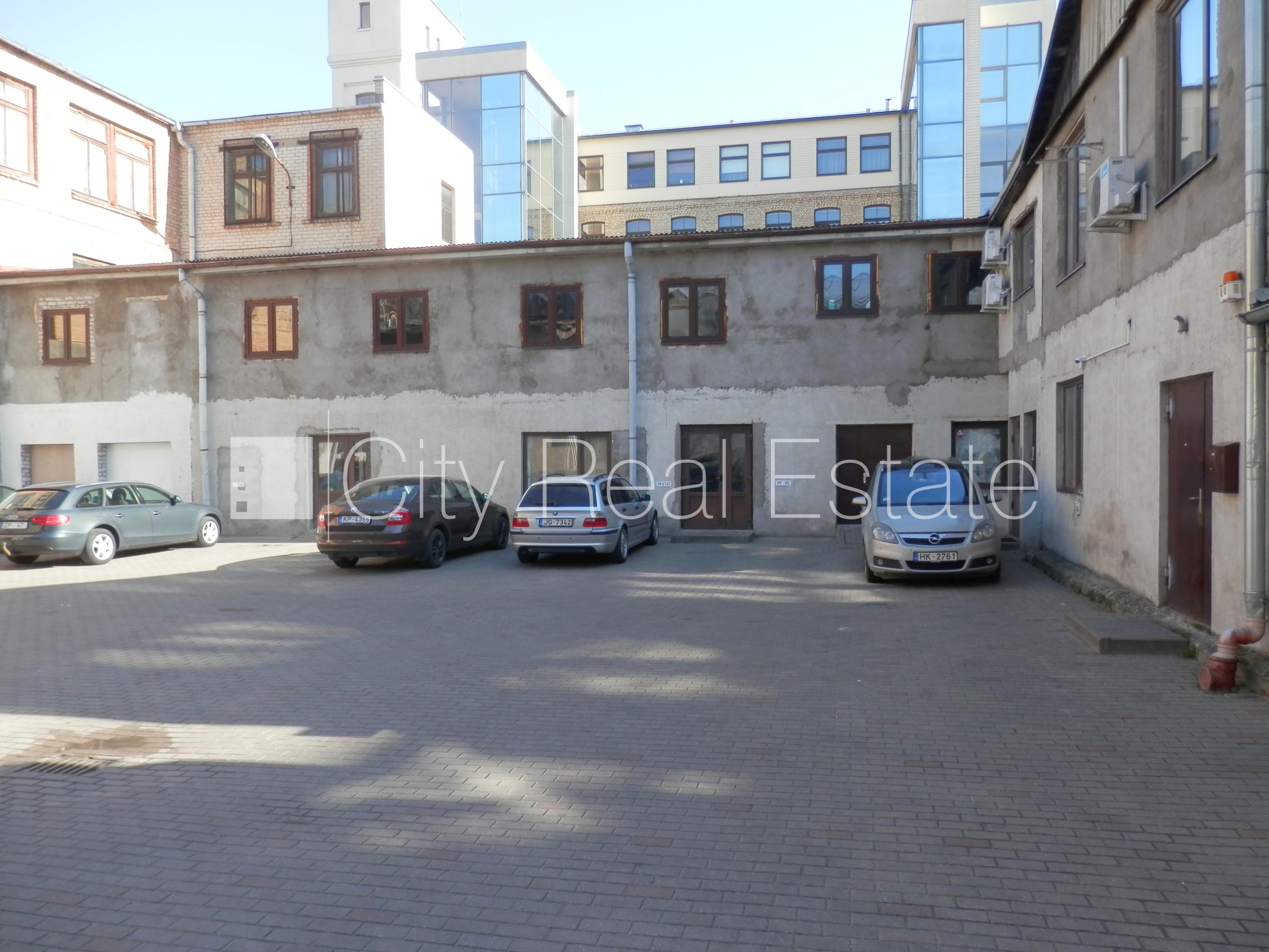 Объявление. Фасадный дом, закрытый двор, места для нескольких машин, охраняемая территория, въезд на территорию Цена: 1500 EUR/мес. Foto #19