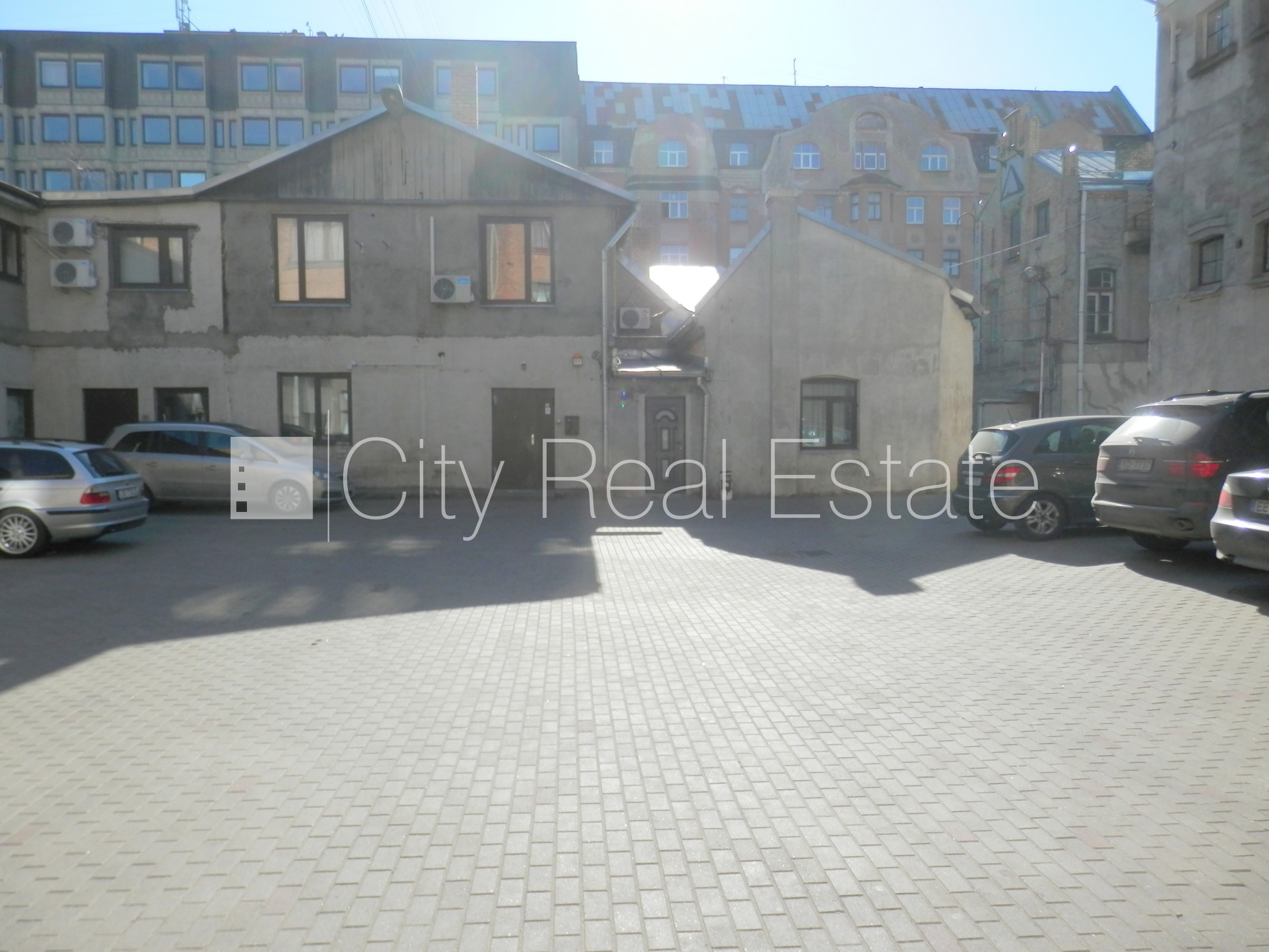 Объявление. Фасадный дом, закрытый двор, места для нескольких машин, охраняемая территория, въезд на территорию Цена: 1500 EUR/мес. Foto #20