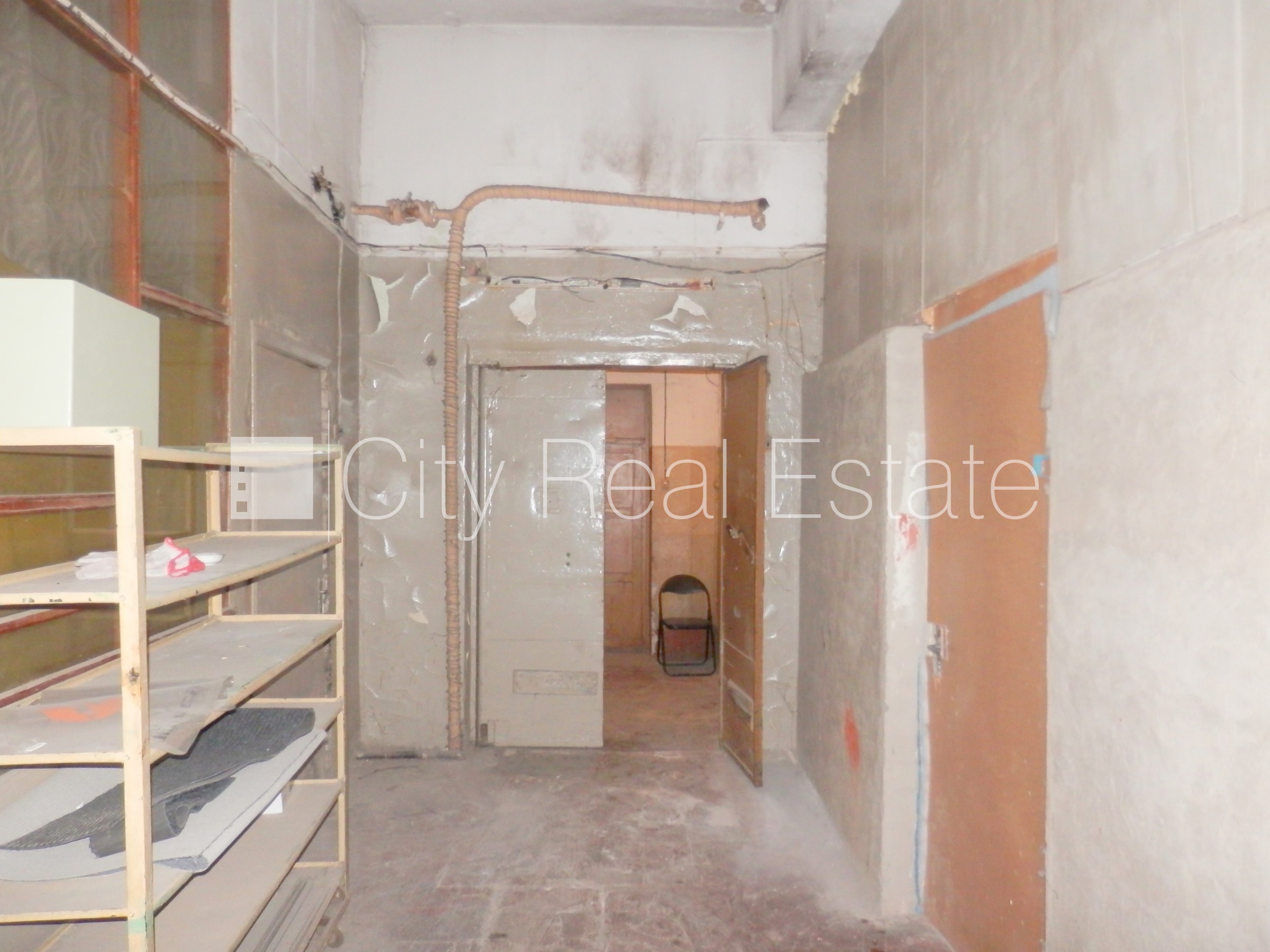 Объявление. Фасадный дом, закрытый двор, места для нескольких машин, охраняемая территория, въезд на территорию Цена: 1500 EUR/мес. Foto #14