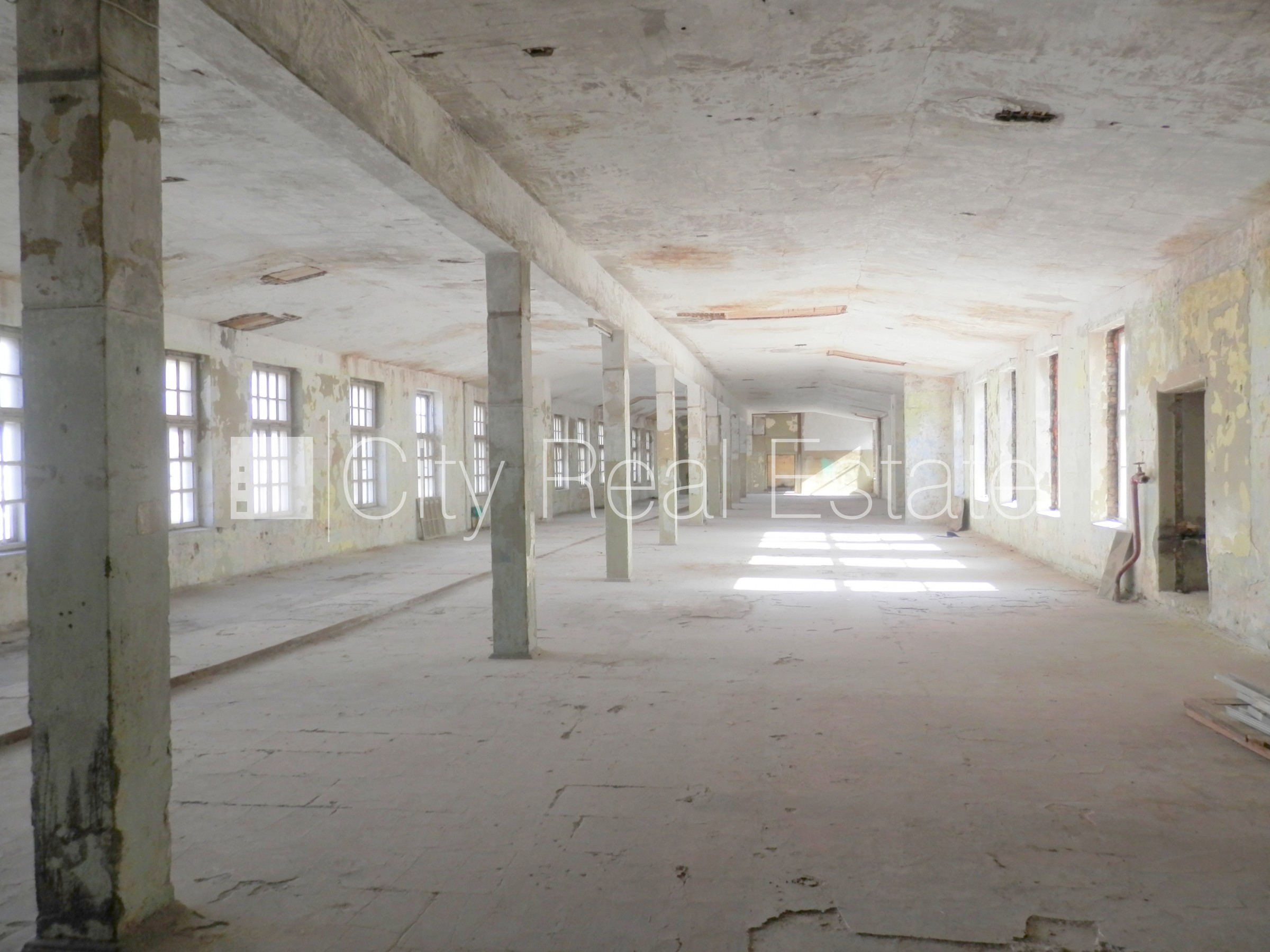 Объявление. Фасадный дом, закрытый двор, места для нескольких машин, охраняемая территория, въезд на территорию Цена: 1500 EUR/мес. Foto #3