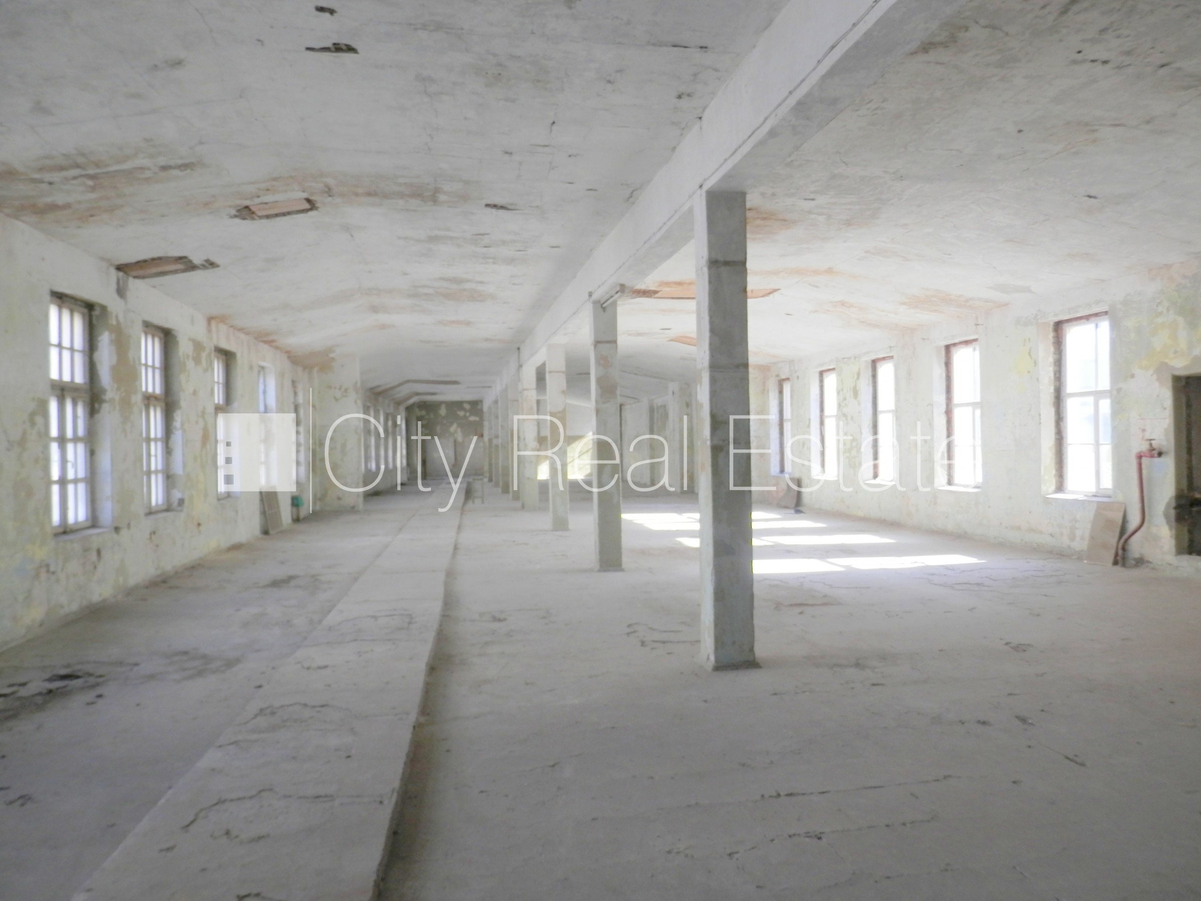 Объявление. Фасадный дом, закрытый двор, места для нескольких машин, охраняемая территория, въезд на территорию Цена: 1500 EUR/мес. Foto #2