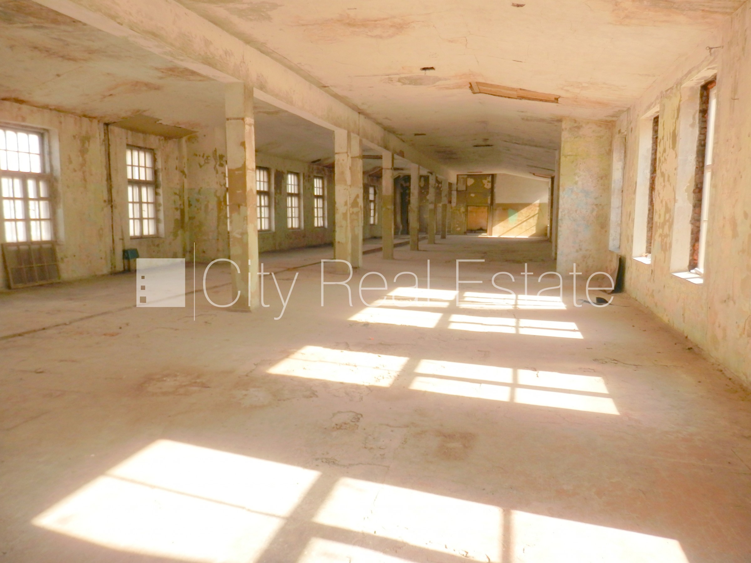 Объявление. Фасадный дом, закрытый двор, места для нескольких машин, охраняемая территория, въезд на территорию Цена: 1500 EUR/мес. Foto #5