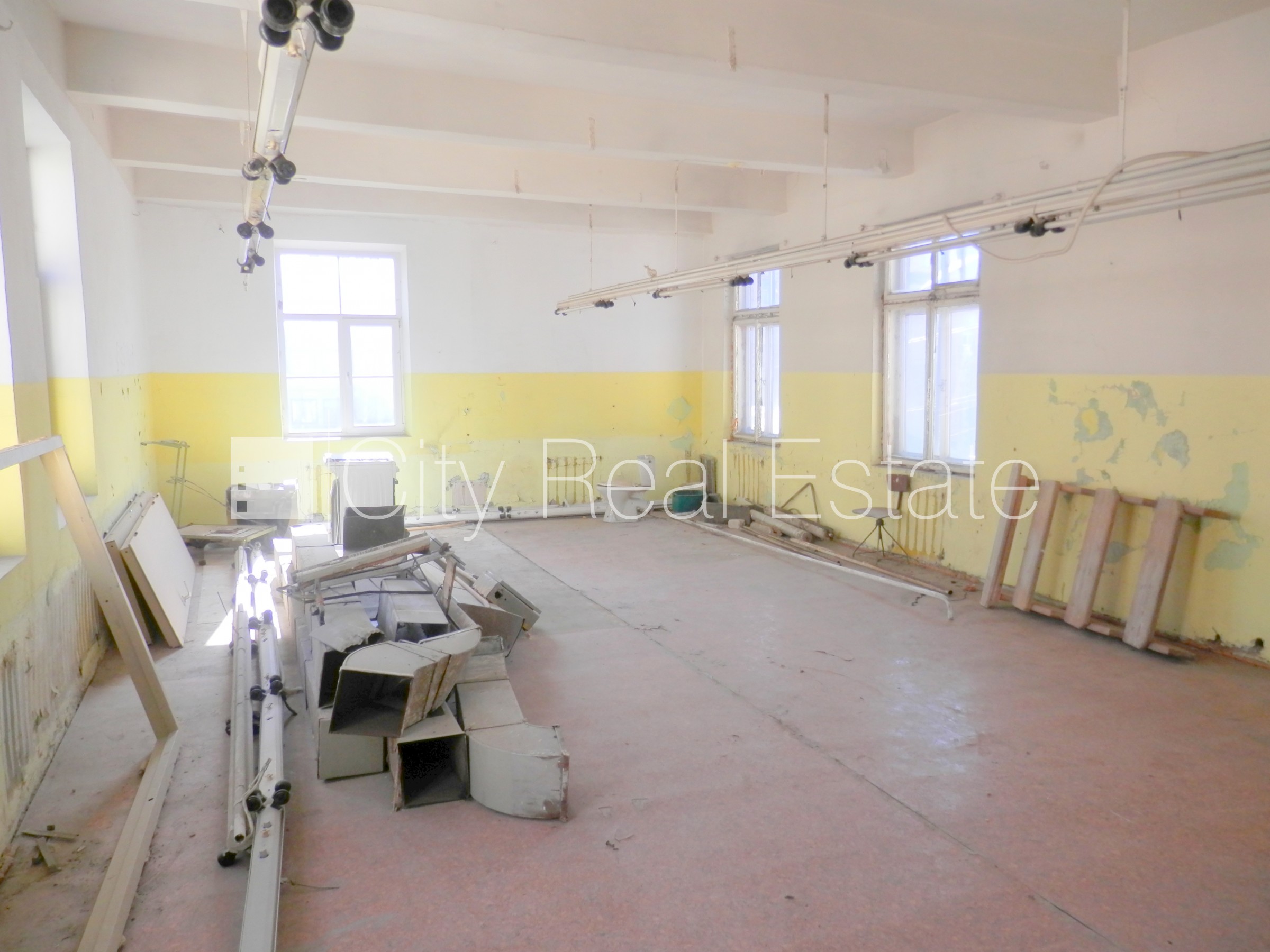 Объявление. Фасадный дом, закрытый двор, места для нескольких машин, охраняемая территория, въезд на территорию Цена: 1500 EUR/мес. Foto #6