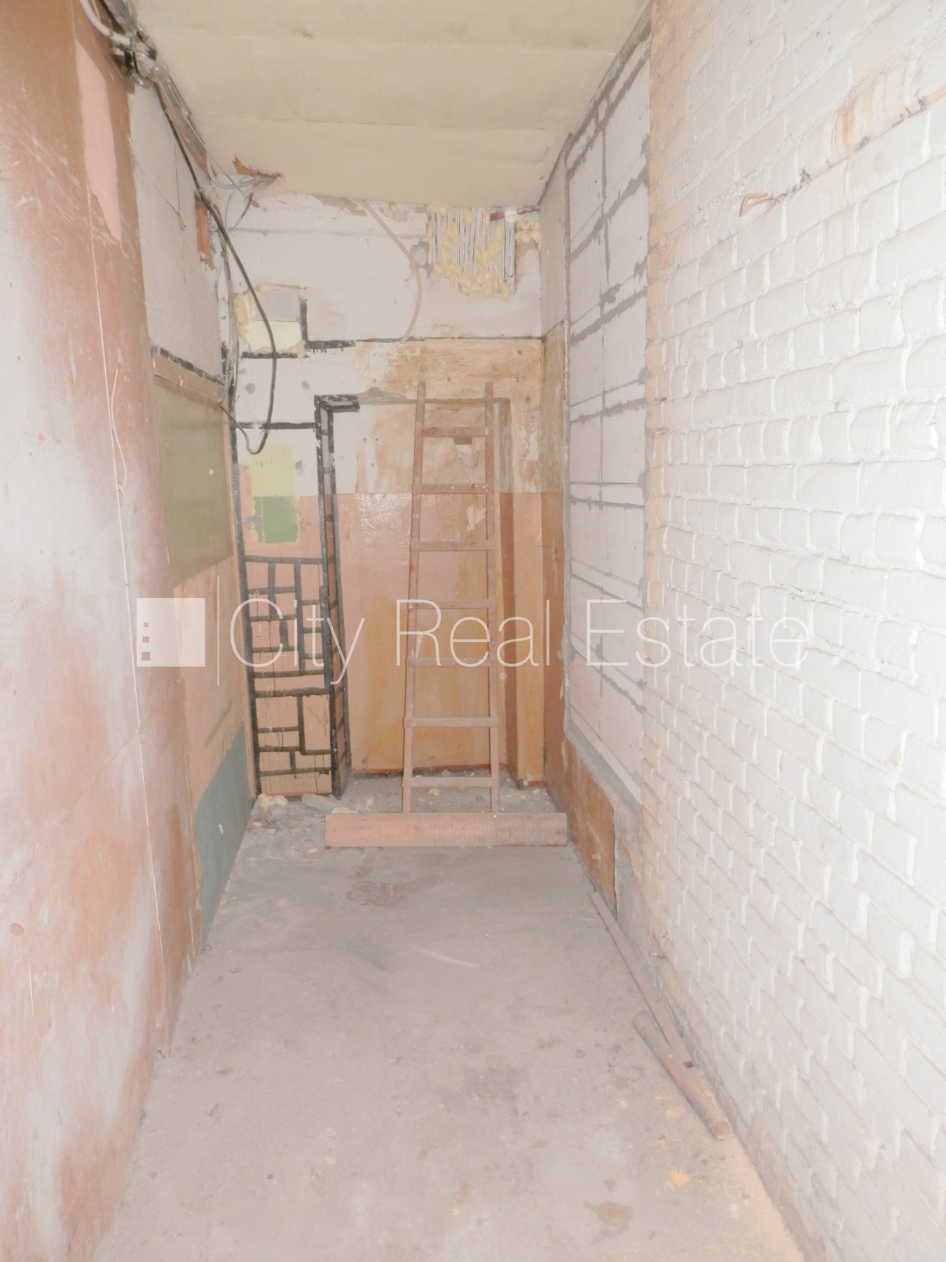 Объявление. Фасадный дом, закрытый двор, места для нескольких машин, охраняемая территория, въезд на территорию Цена: 1500 EUR/мес. Foto #7