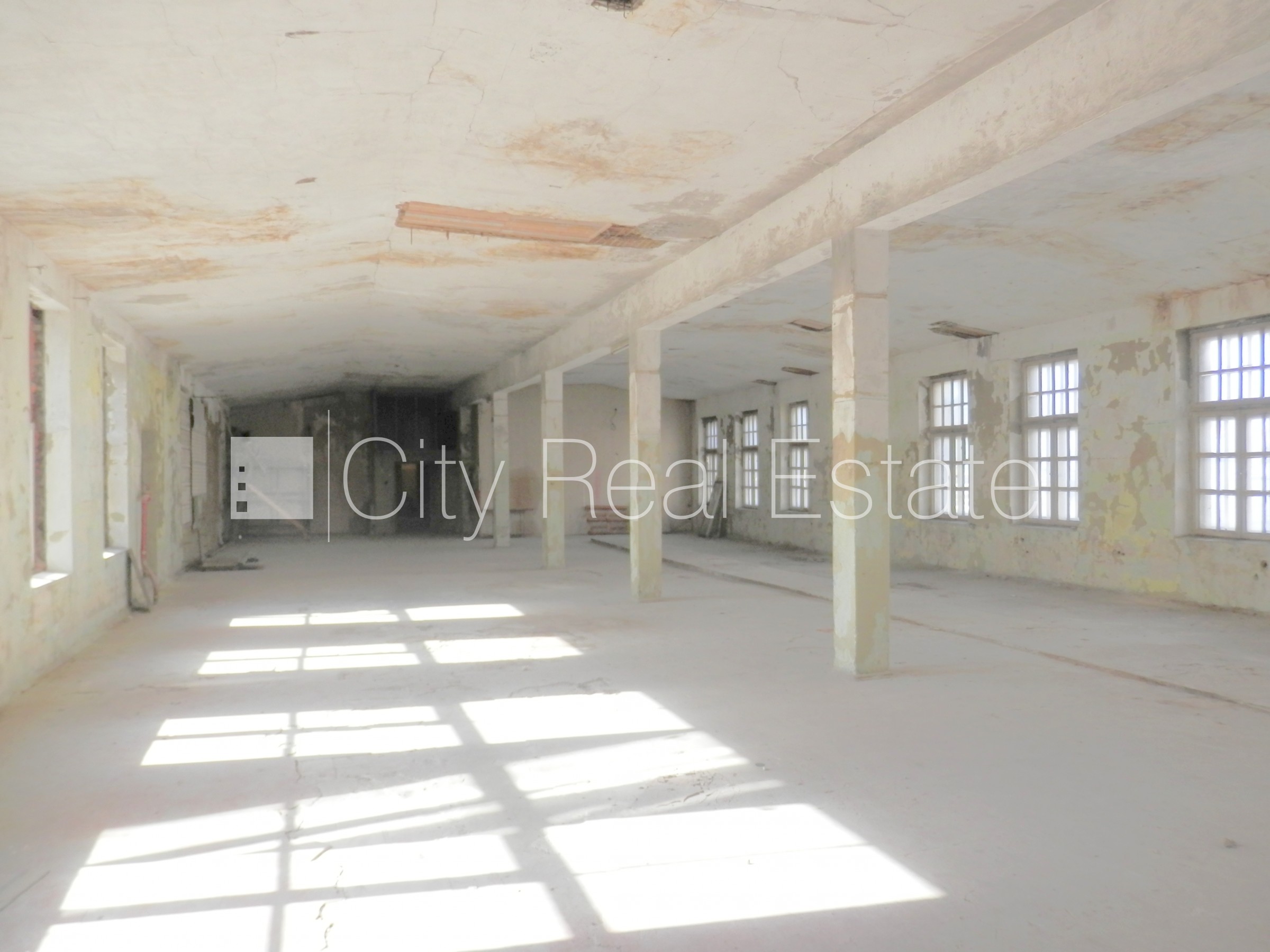 Объявление. Фасадный дом, закрытый двор, места для нескольких машин, охраняемая территория, въезд на территорию Цена: 1500 EUR/мес. Foto #9