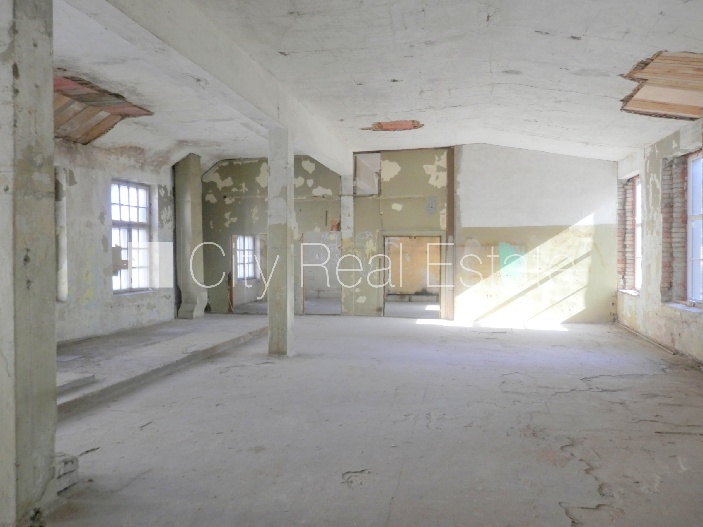 Объявление. Фасадный дом, закрытый двор, места для нескольких машин, охраняемая территория, въезд на территорию Цена: 1500 EUR/мес. Foto #10