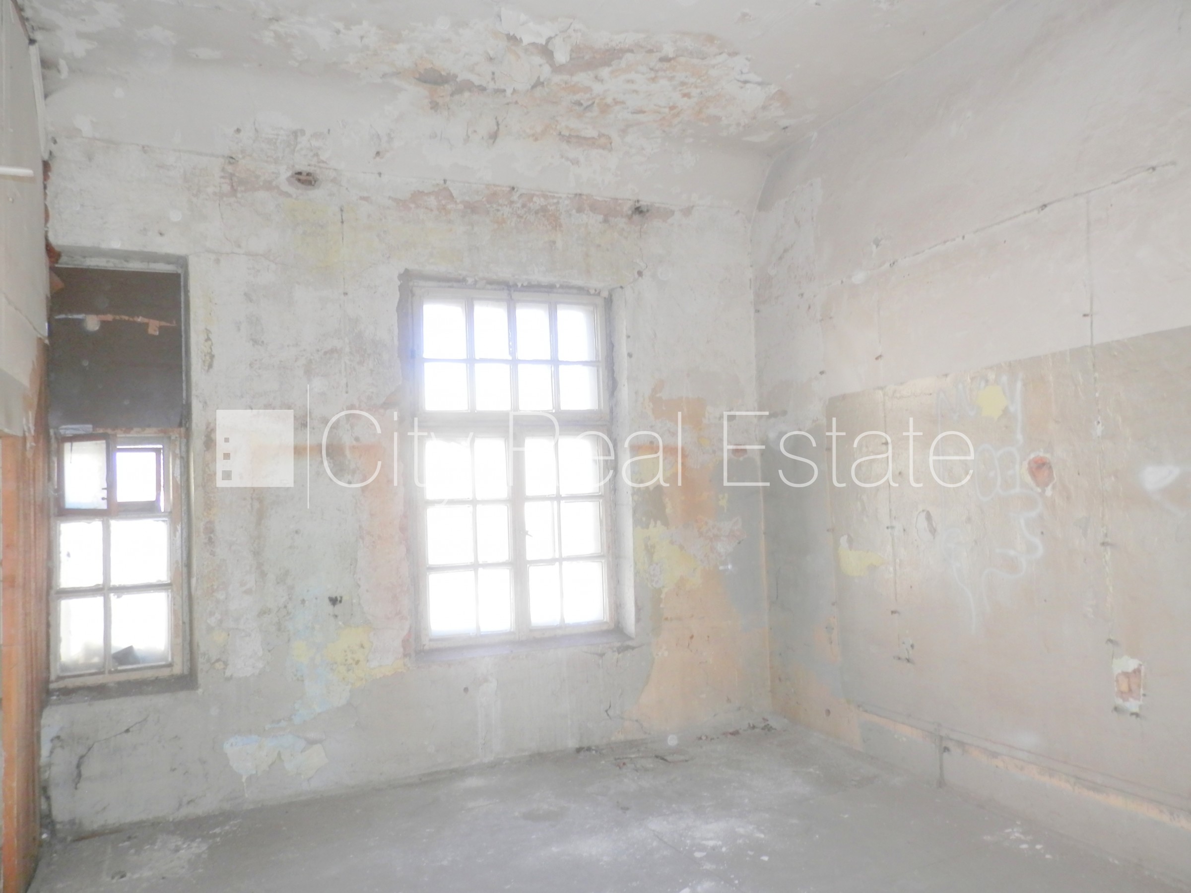 Объявление. Фасадный дом, закрытый двор, места для нескольких машин, охраняемая территория, въезд на территорию Цена: 1500 EUR/мес. Foto #11