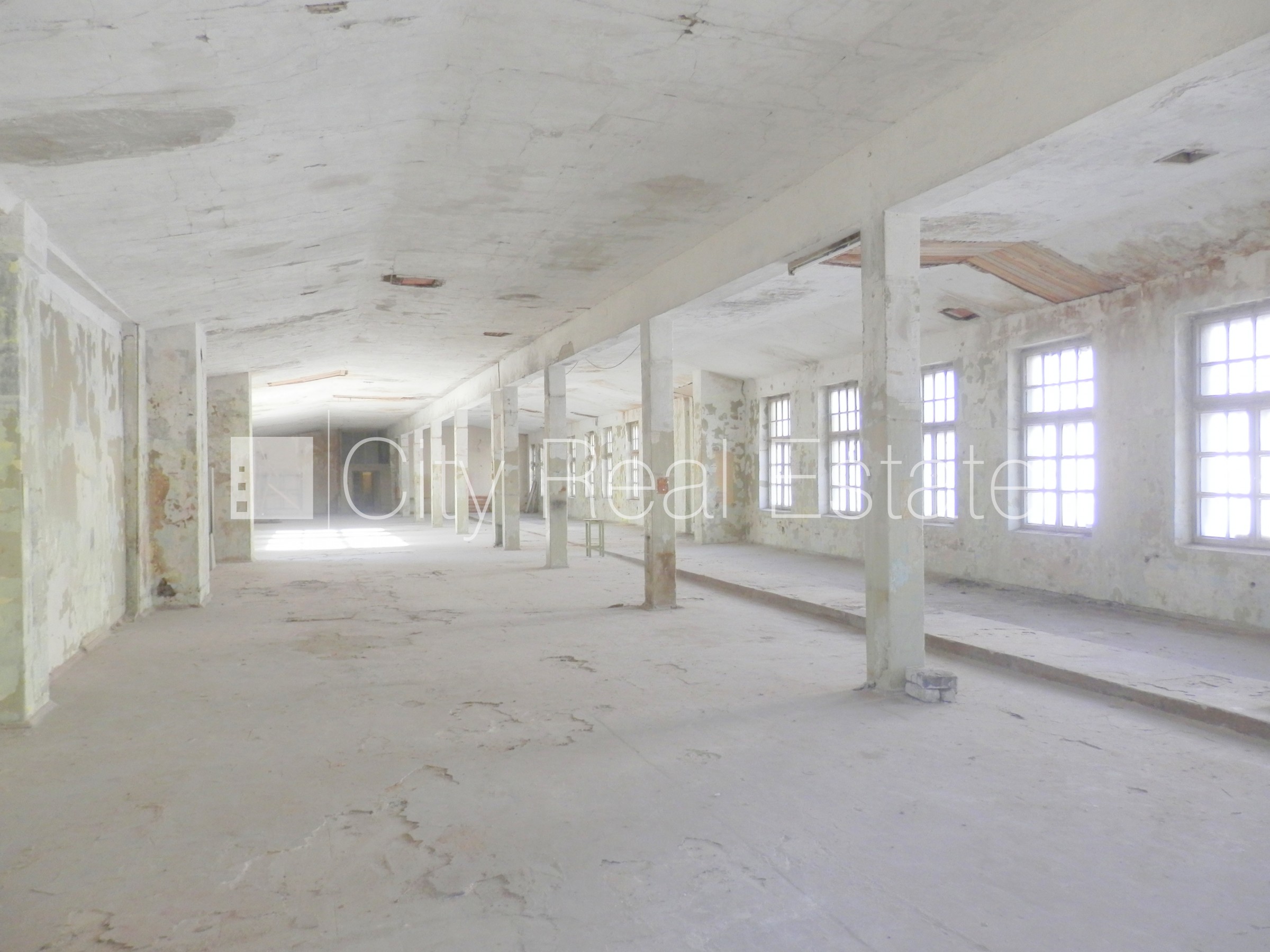 Объявление. Фасадный дом, закрытый двор, места для нескольких машин, охраняемая территория, въезд на территорию Цена: 1500 EUR/мес. Foto #1