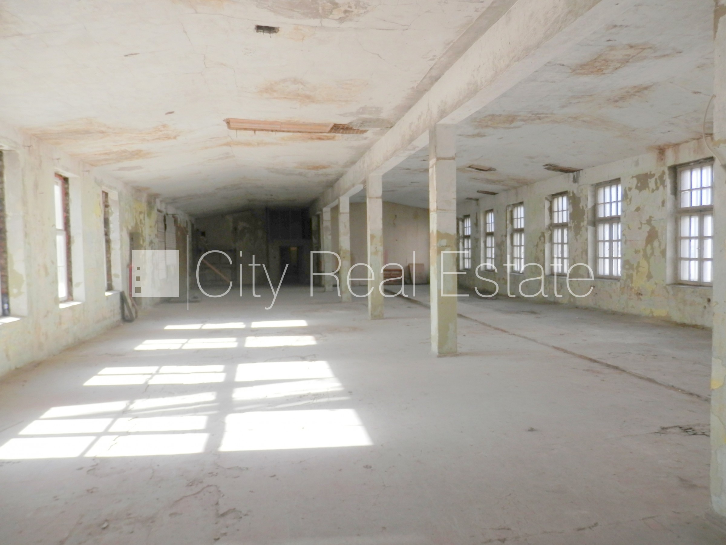 Объявление. Фасадный дом, закрытый двор, места для нескольких машин, охраняемая территория, въезд на территорию Цена: 1500 EUR/мес. Foto #12