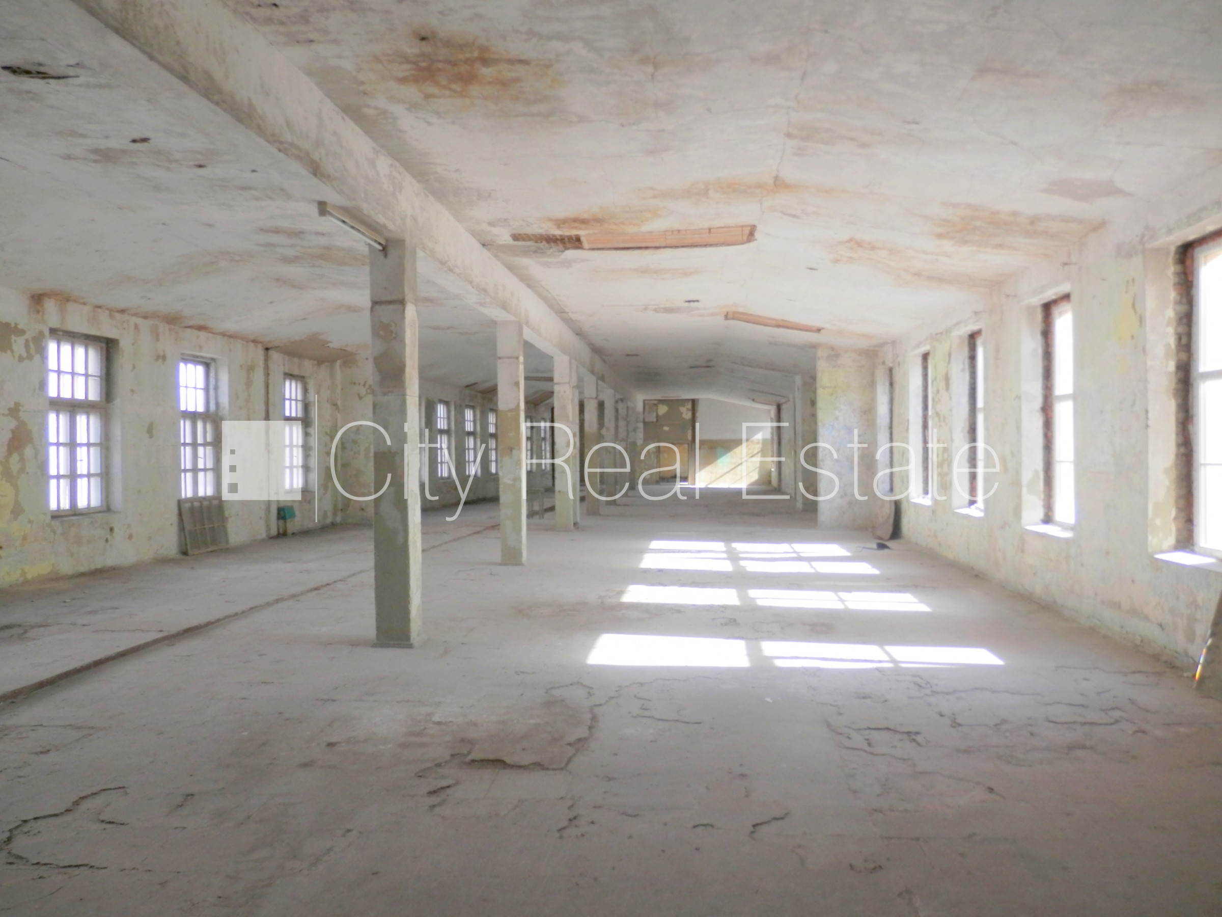 Объявление. Фасадный дом, закрытый двор, места для нескольких машин, охраняемая территория, въезд на территорию Цена: 1500 EUR/мес. Foto #13