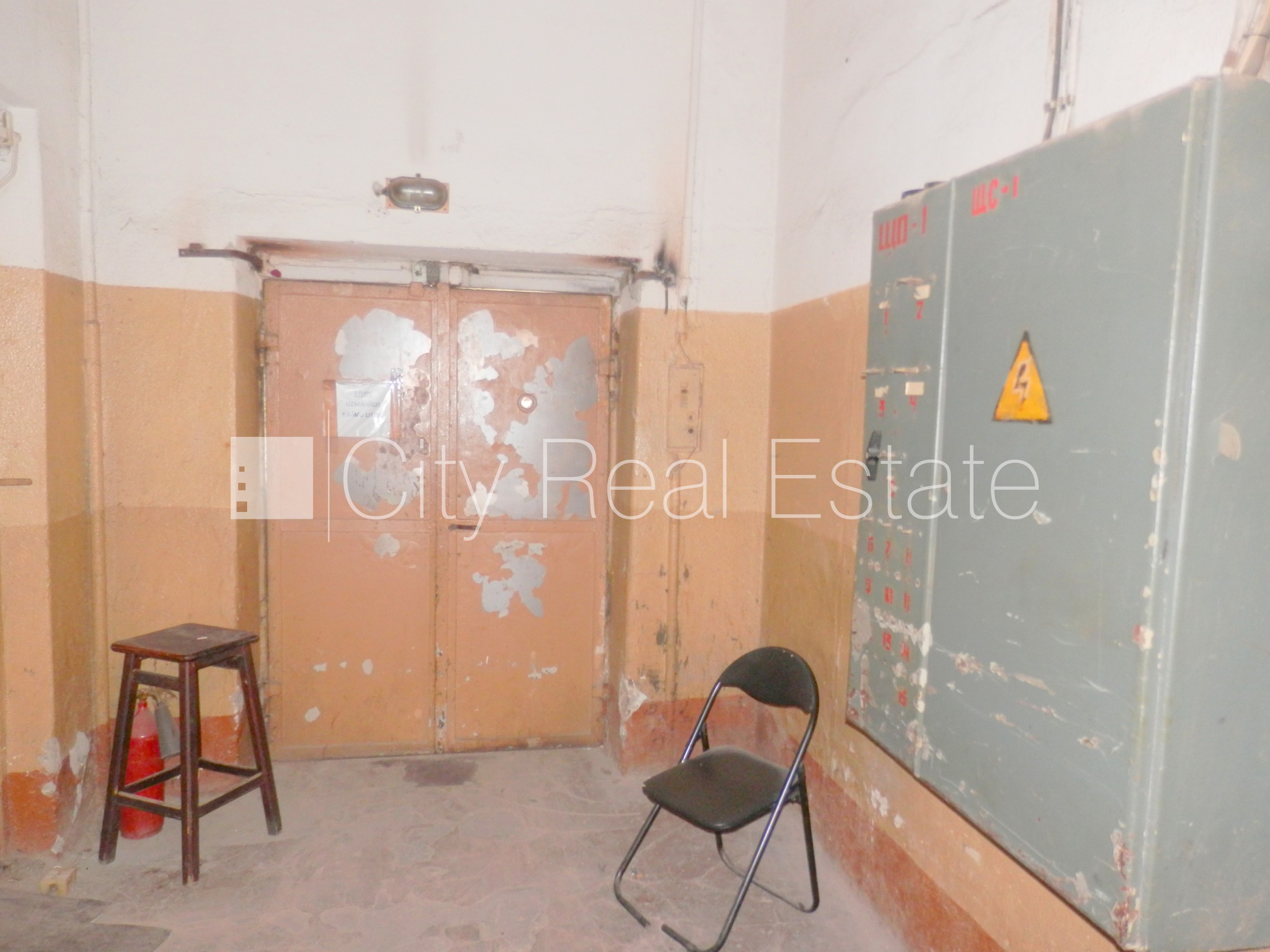 Объявление. Фасадный дом, закрытый двор, места для нескольких машин, охраняемая территория, въезд на территорию Цена: 1500 EUR/мес. Foto #16