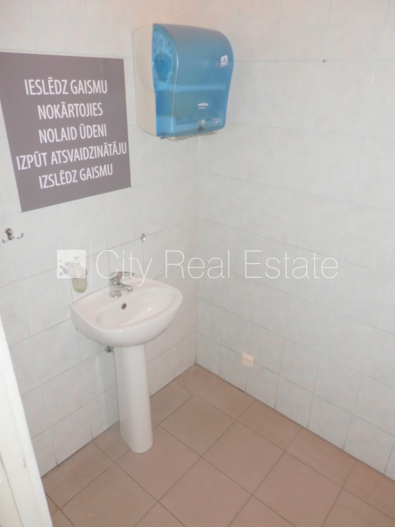 Объявление. Фасадный дом, закрытая территория, места для нескольких машин, охраняемая территория, объект Цена: 1625 EUR/мес. Foto #19